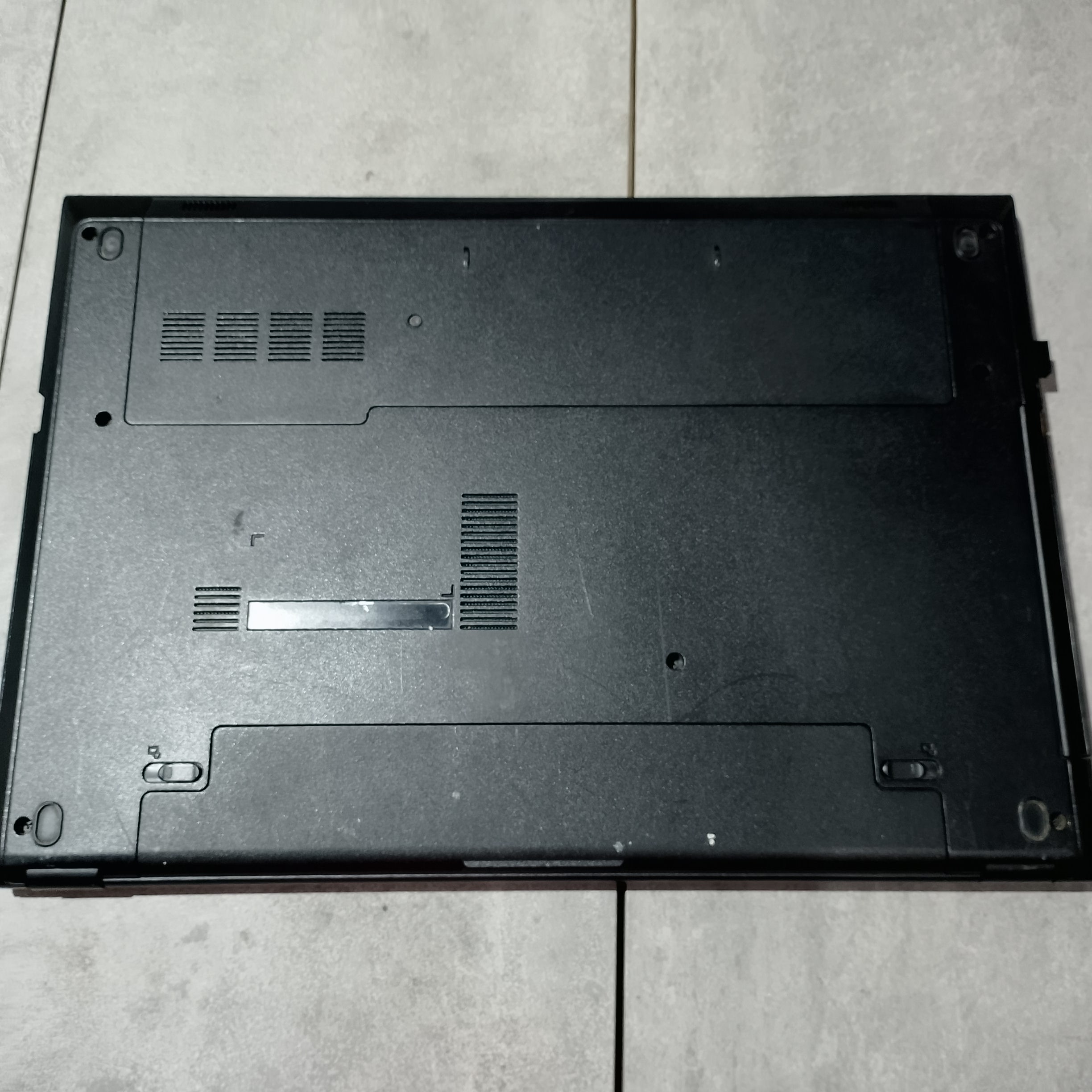 Нижняя крышка ноутбука Dell P40F до начала апгрейда