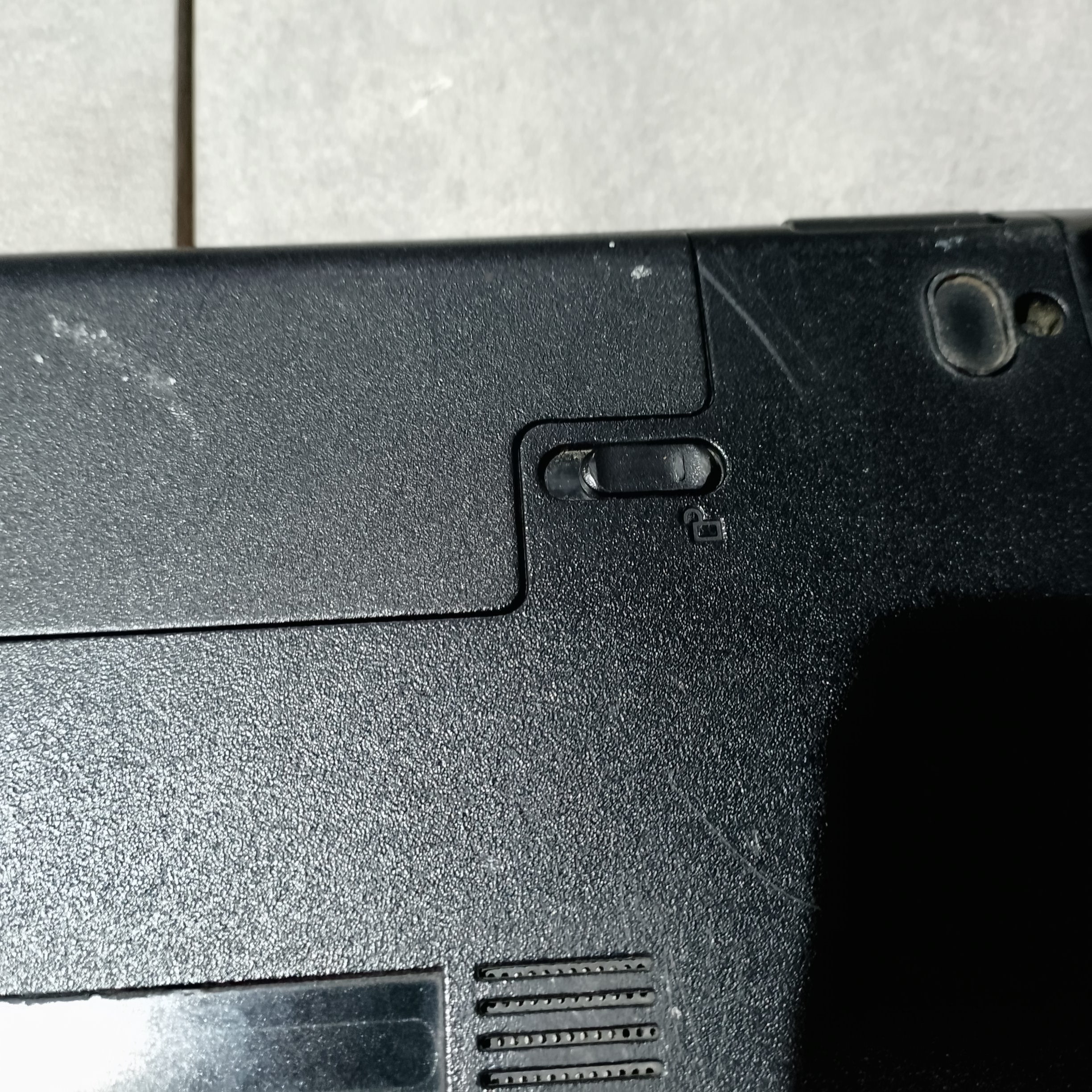 Правый фиксатор аккумулятора Dell P40F