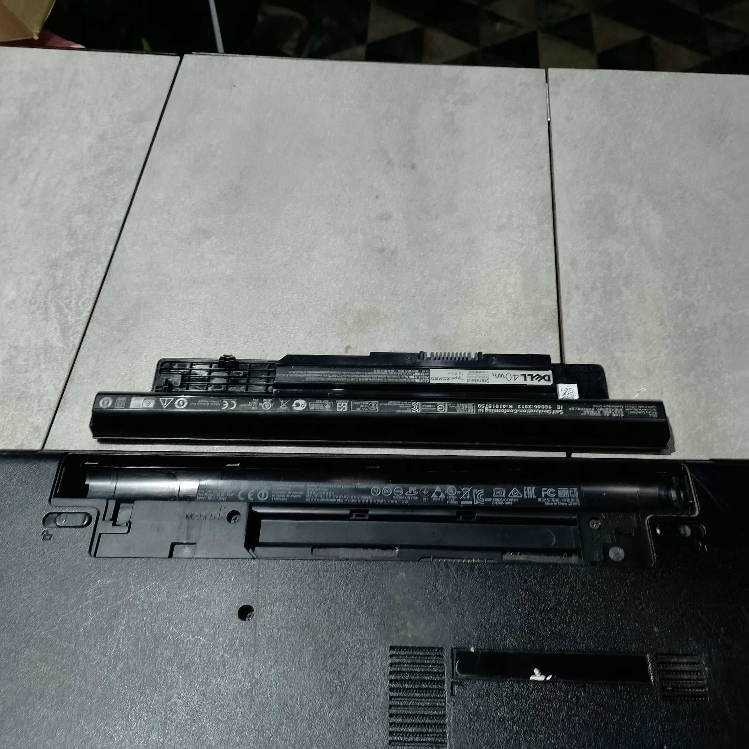 Снятый аккумулятор Dell P40F