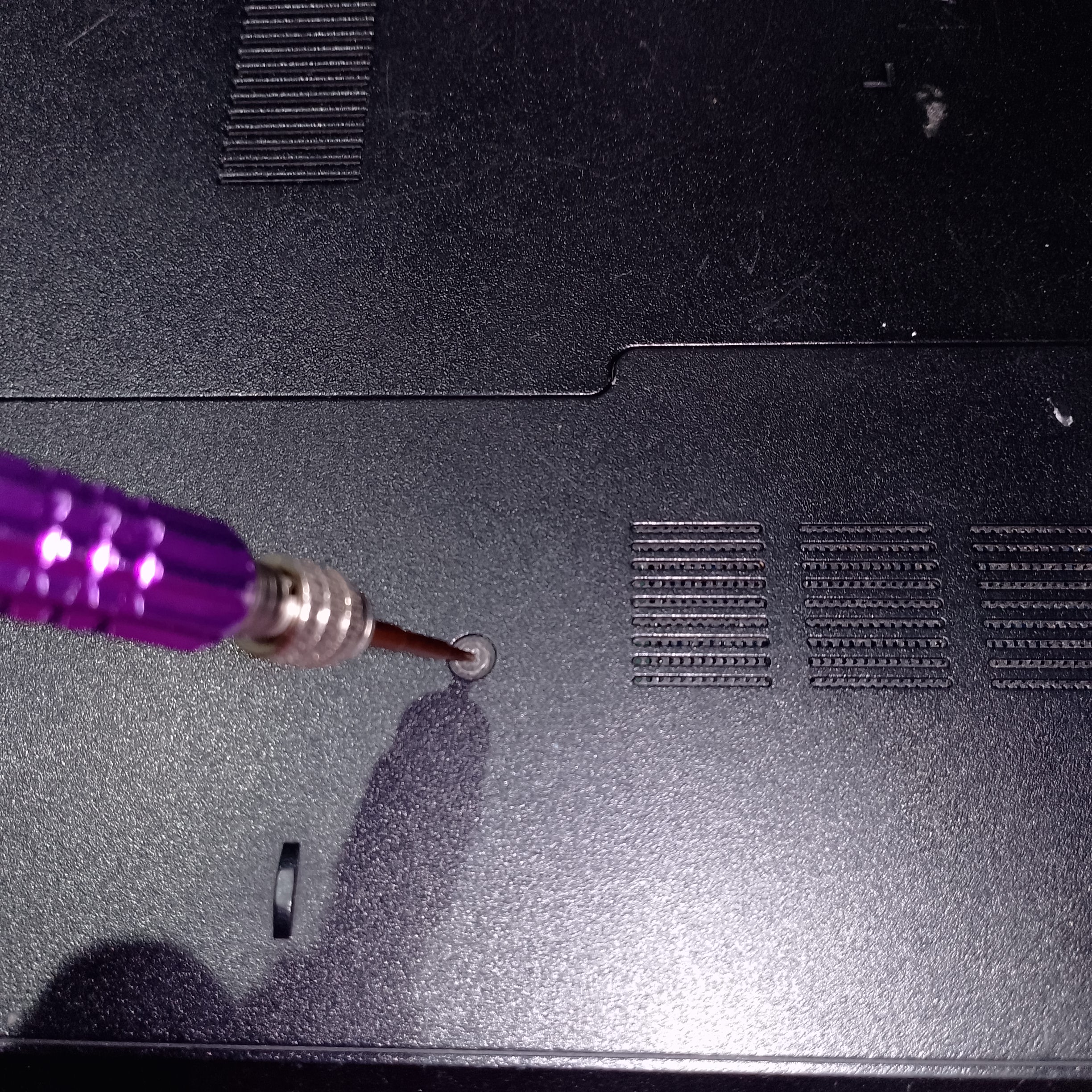 Откручивание крышки сервисного отсека Dell P40F