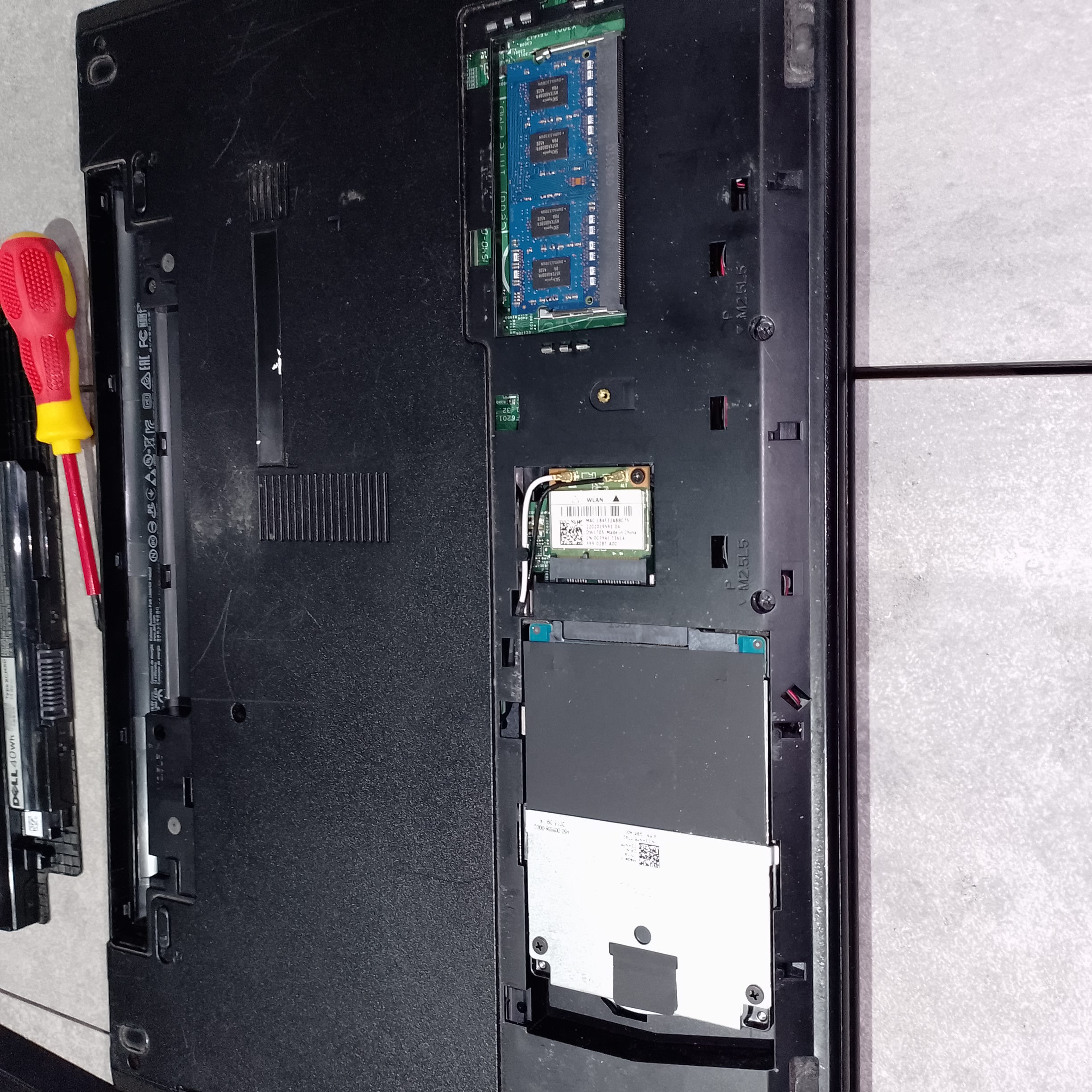 Открытый сервисный отсек Dell P40F с HDD и RAM