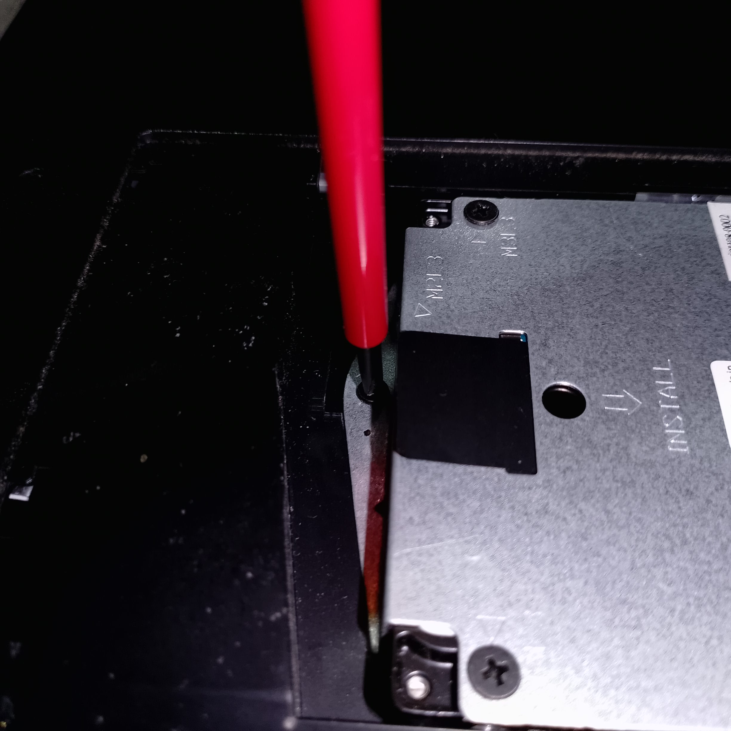Откручивание крепления корзины HDD в Dell P40F