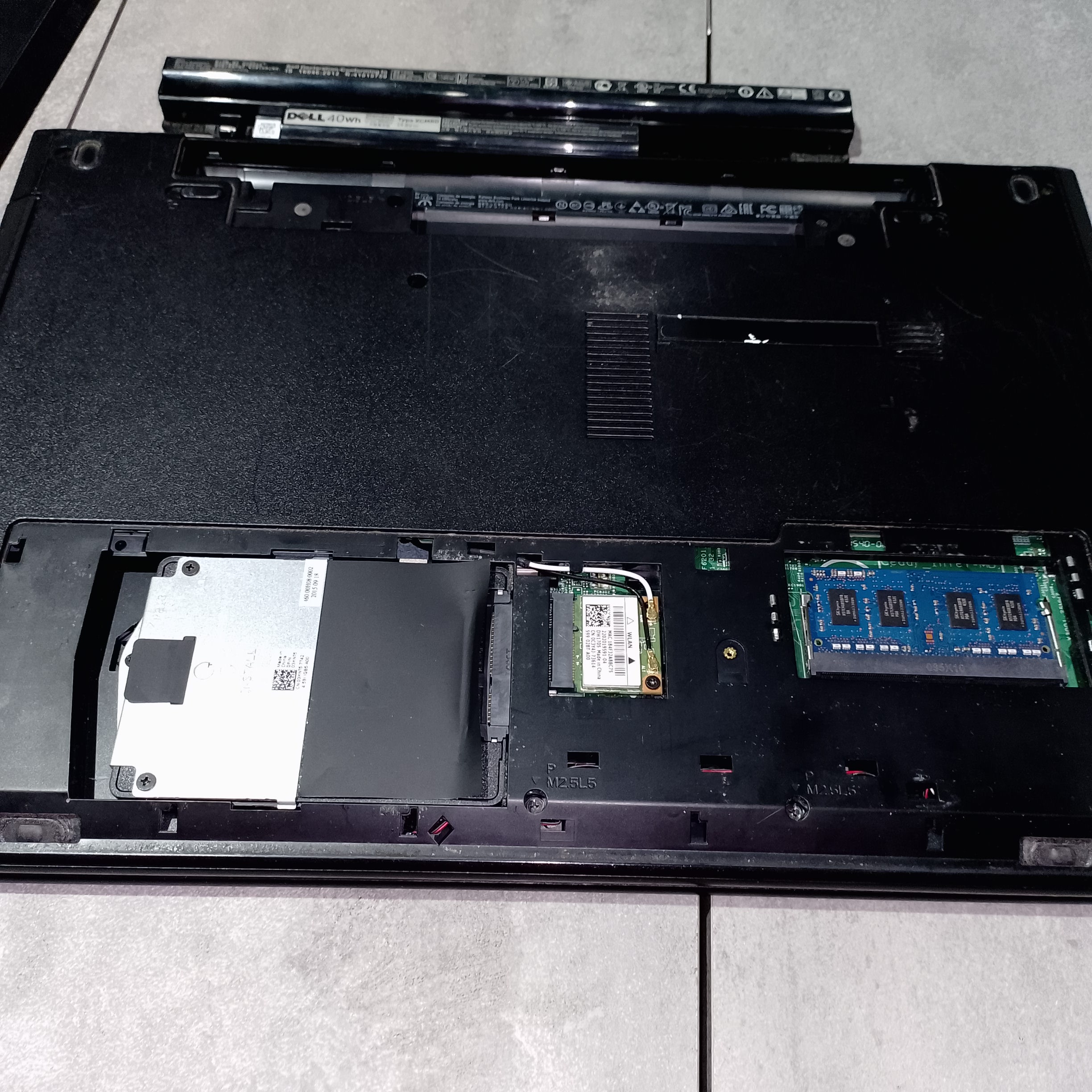 SSD установлен в основной отсек Dell P40F