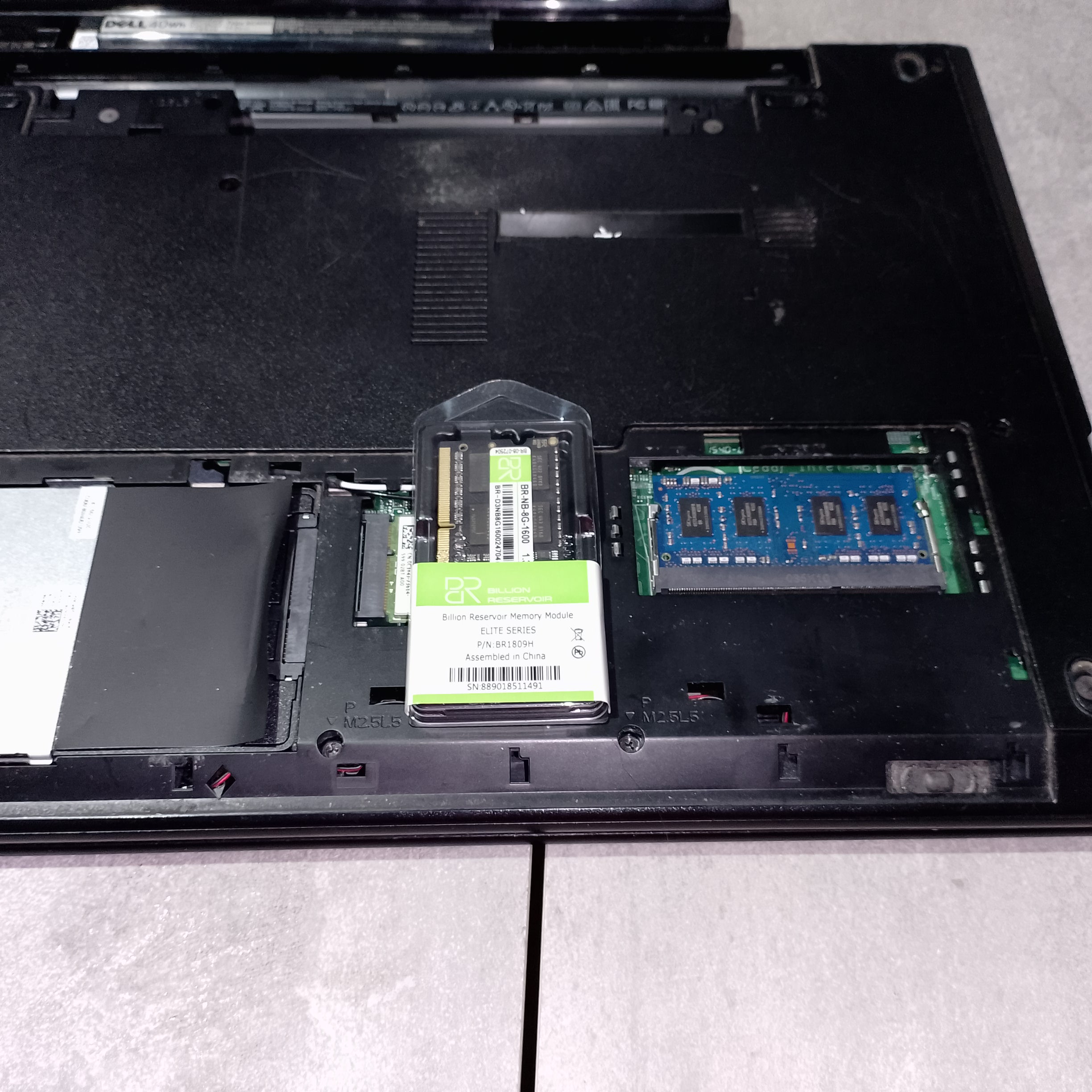 Новая оперативная память рядом со старой планкой Dell P40F