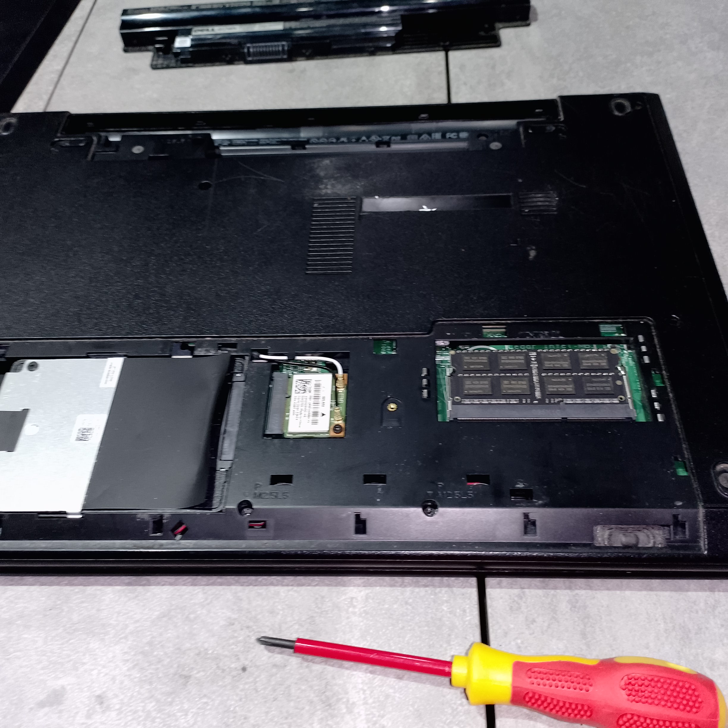 Оперативная память 8 ГБ установлена в Dell P40F