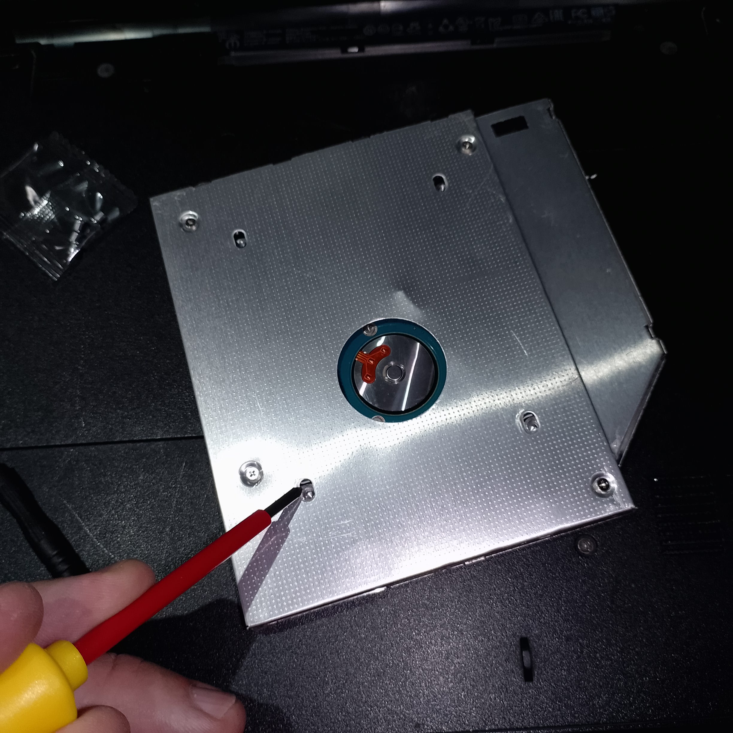 Фиксация HDD винтами в caddy