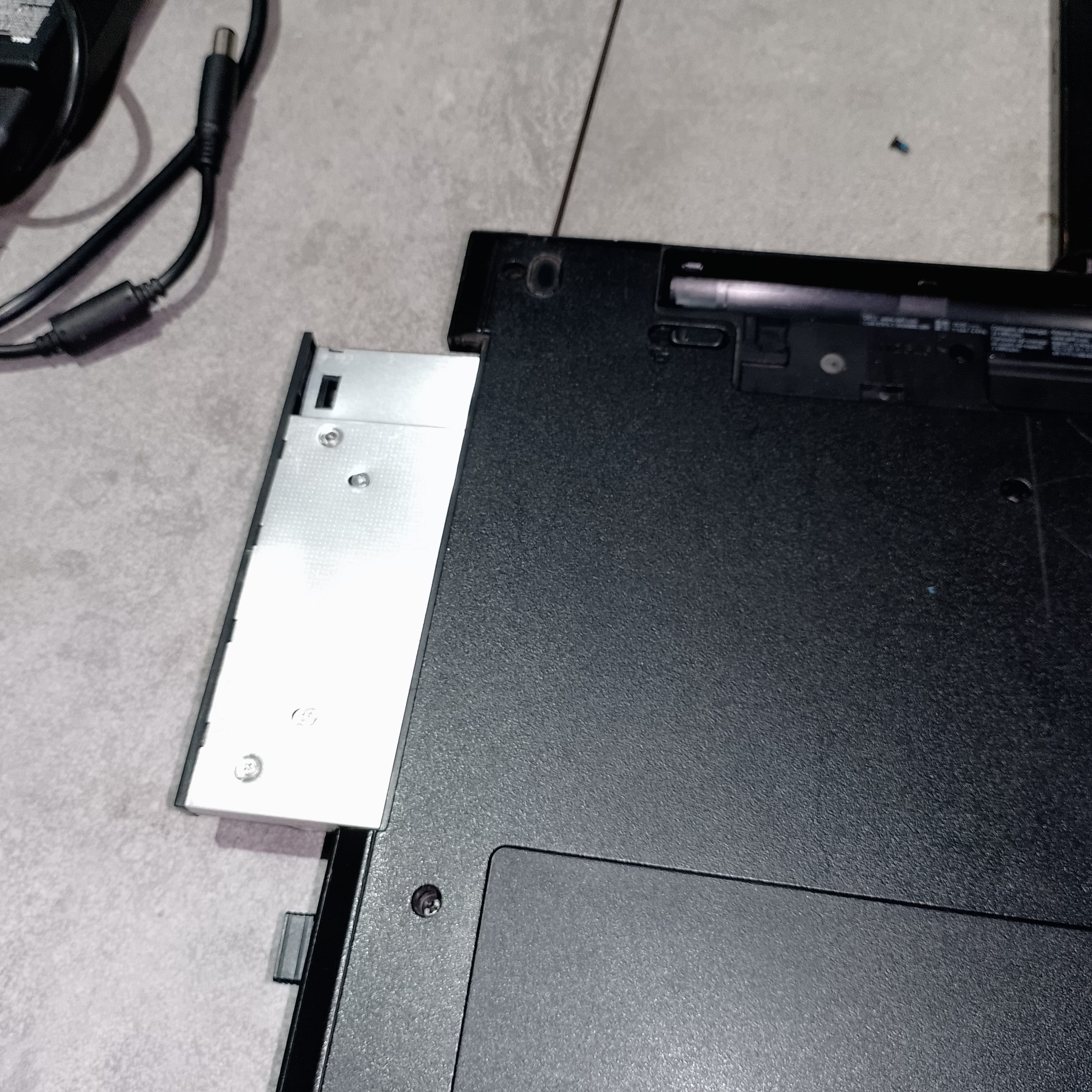 Установка caddy в отсек DVD-привода Dell P40F