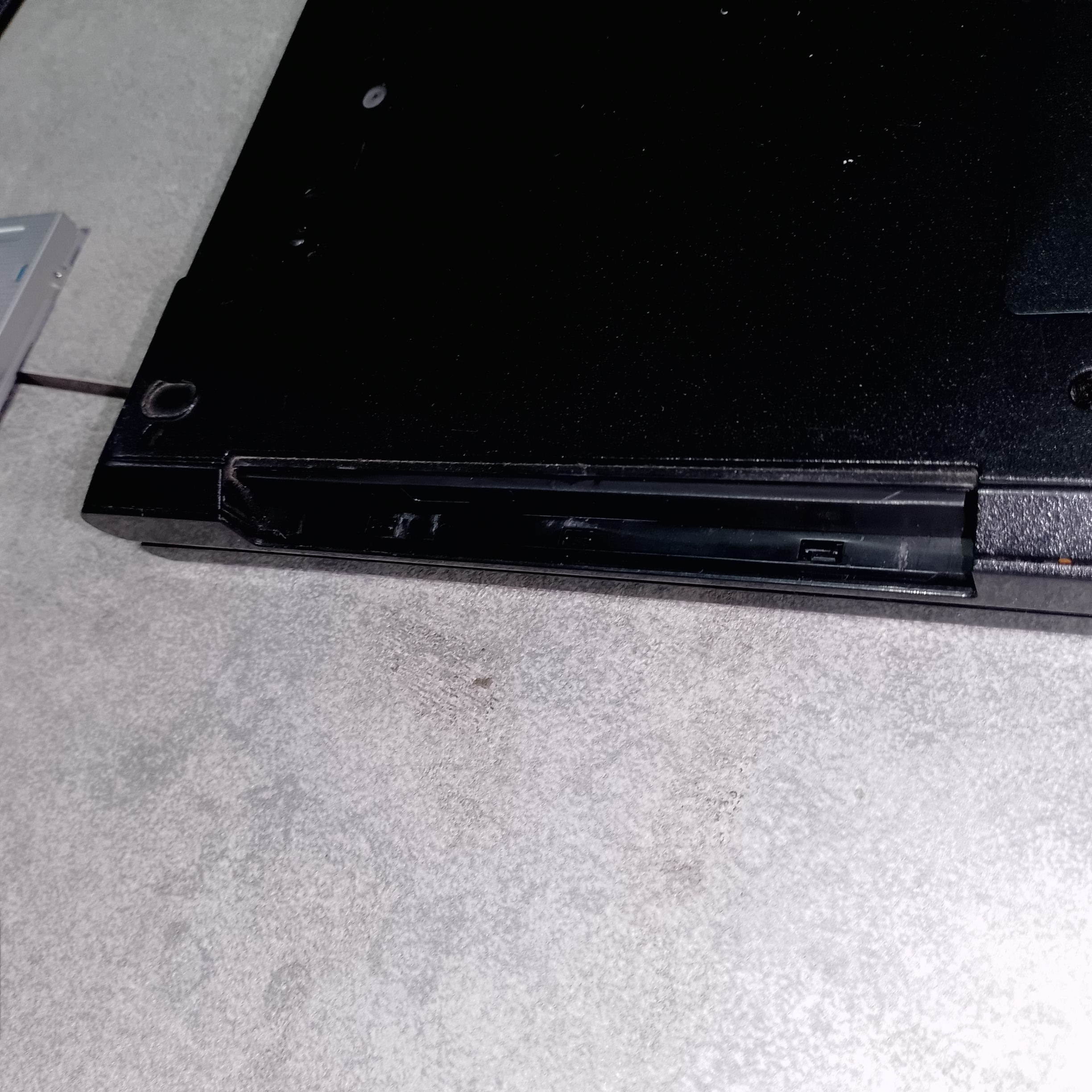 Caddy установлен в ноутбук Dell P40F