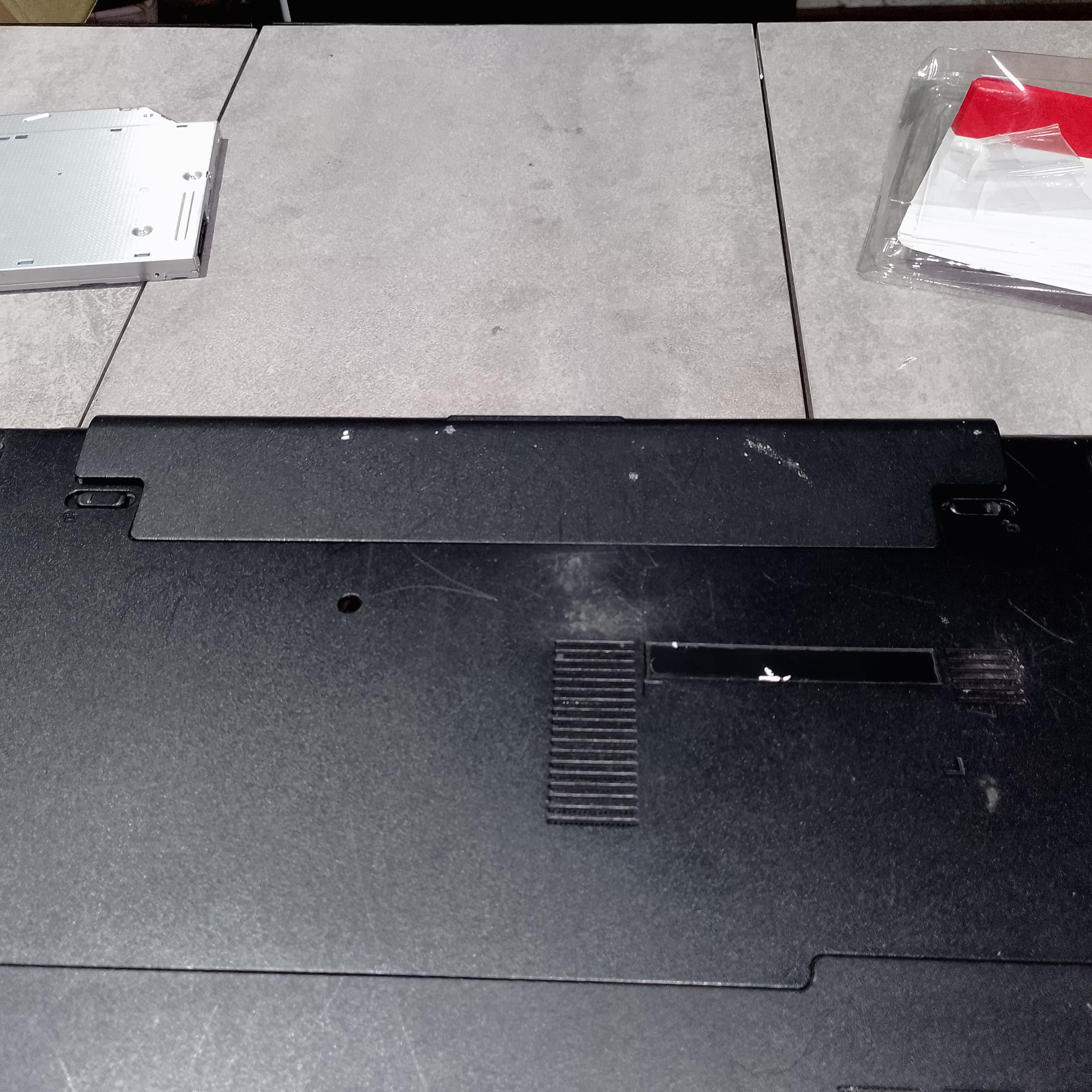 Аккумулятор Dell P40F возвращён на место
