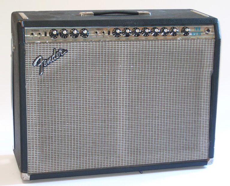 Fender Twin Reverb (1973) — эталон «чистого» американского звука. CC BY 3.0
