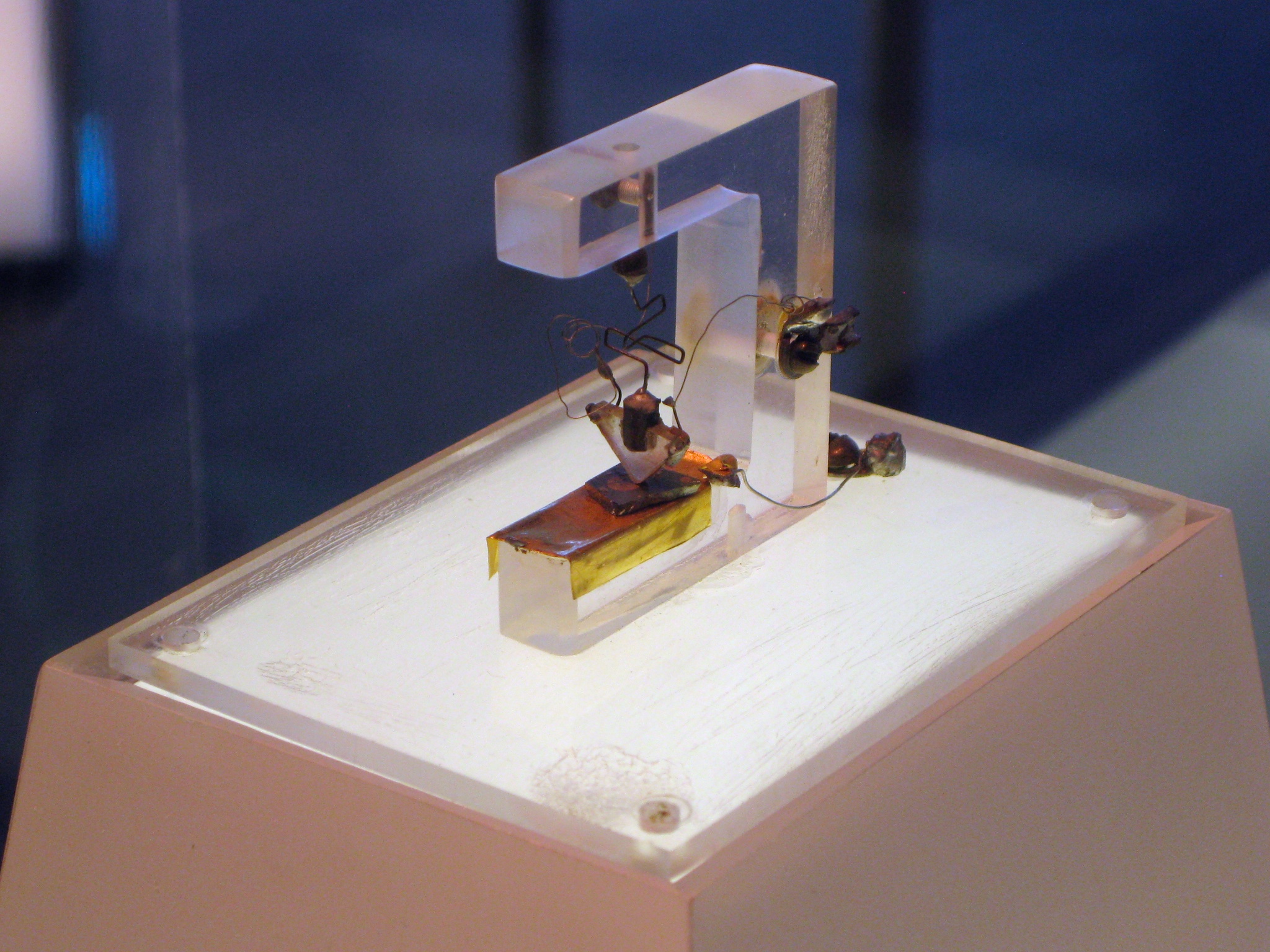 Первый транзистор Bell Labs, 1947 год