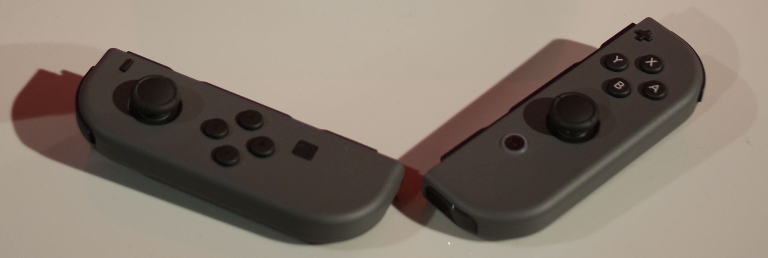 Крупный план серых Joy-Con