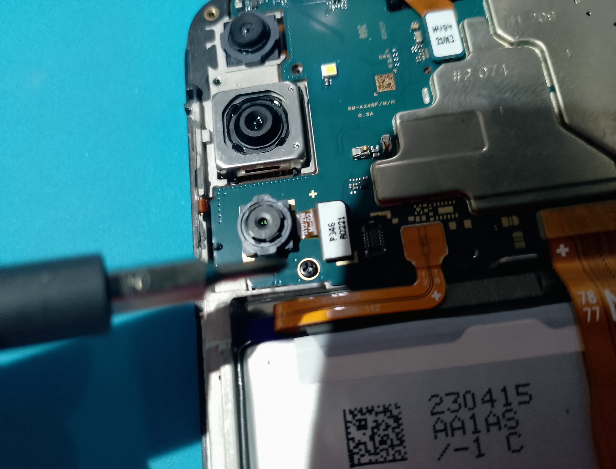 Иллюстрация к материалу: Замена дисплея Samsung Galaxy A24 (A245F) с рамкой — пошаговая инструкция с фото