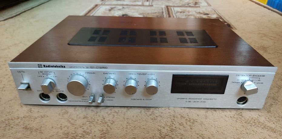 Radiotehnika U-101, фронтальная панель