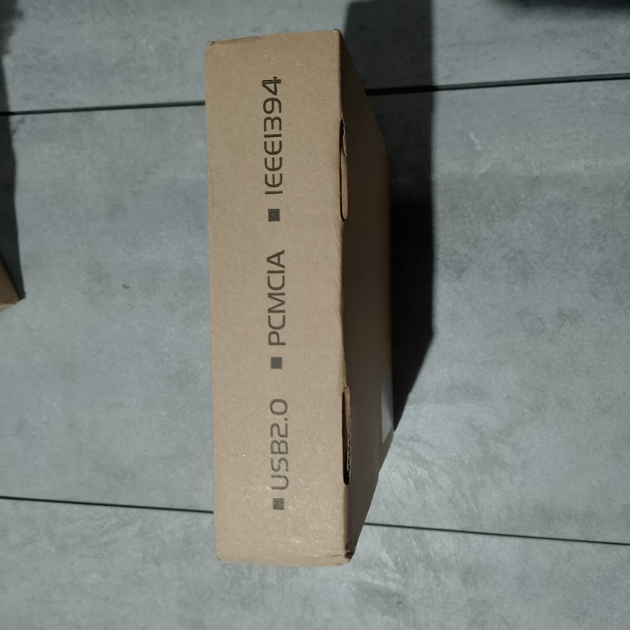 Коробка USB-корпуса для внешнего DVD-привода крупным планом