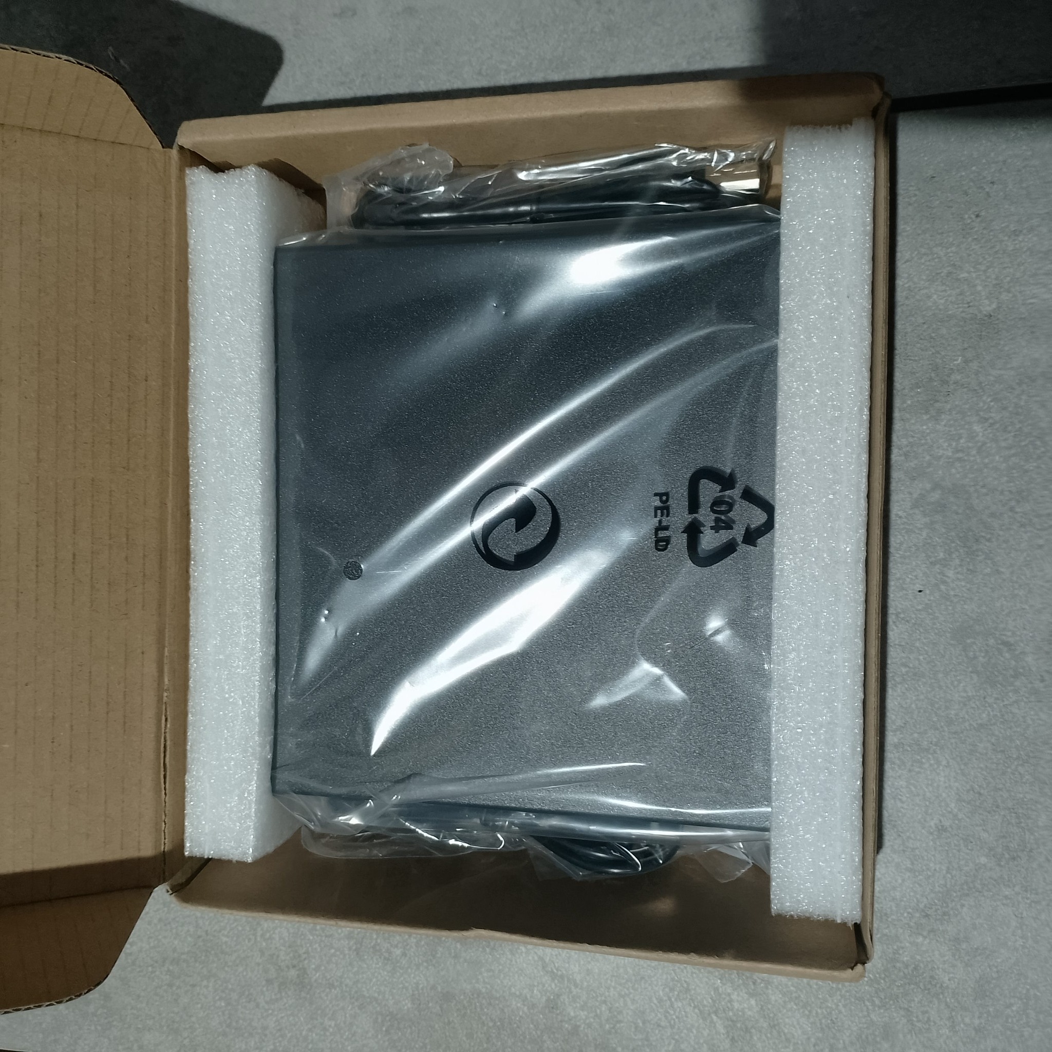 Комплектный USB-кабель в прозрачном пакетике