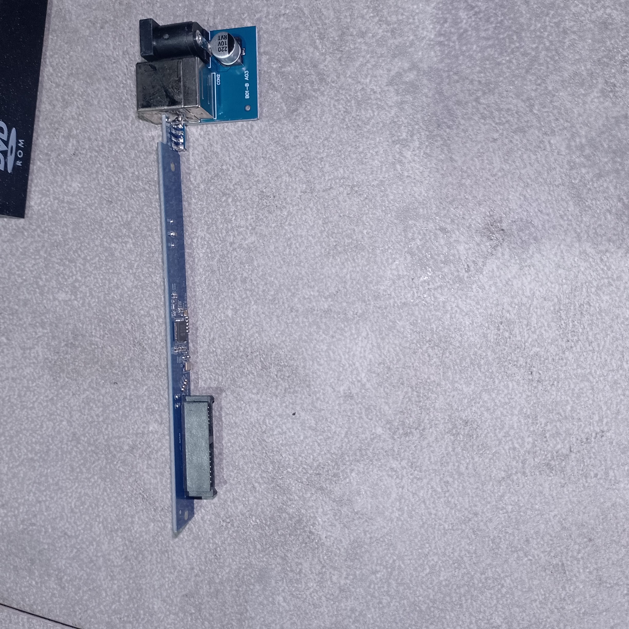 USB-корпус разобран, видна внутренняя часть с платой
