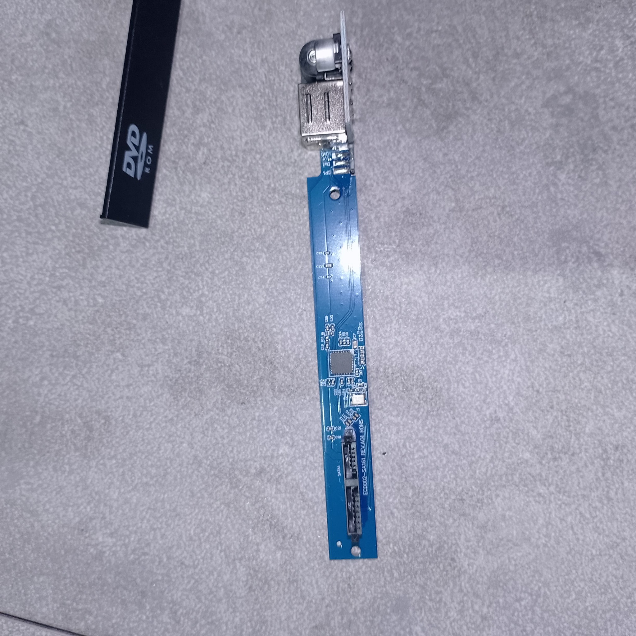 Плата USB-SATA переходника внутри корпуса DVD-привода