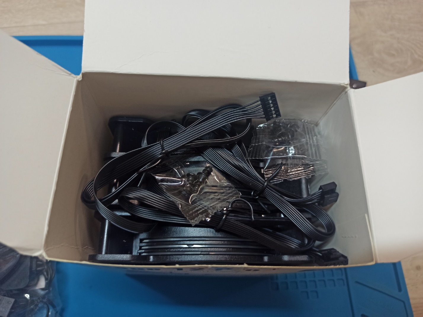 Коробка Aerocool Mirage 12 ARGB Pro — внутри без хаба