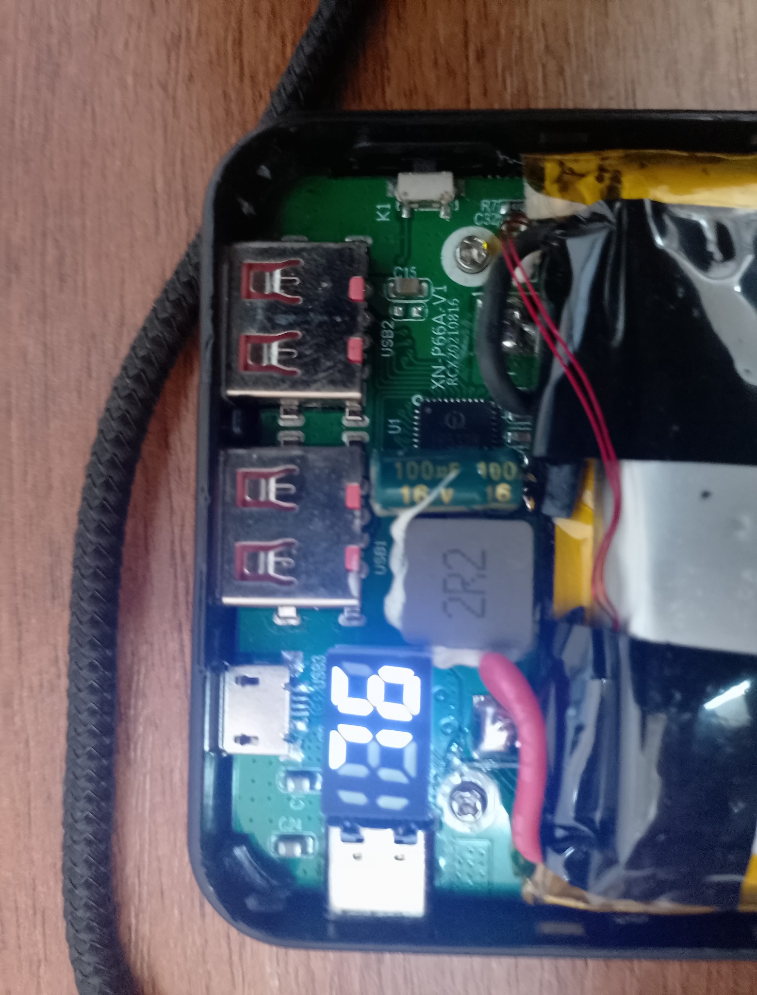 Плата в корпусе крупным планом: дроссель 2R2, дисплей, USB-A
