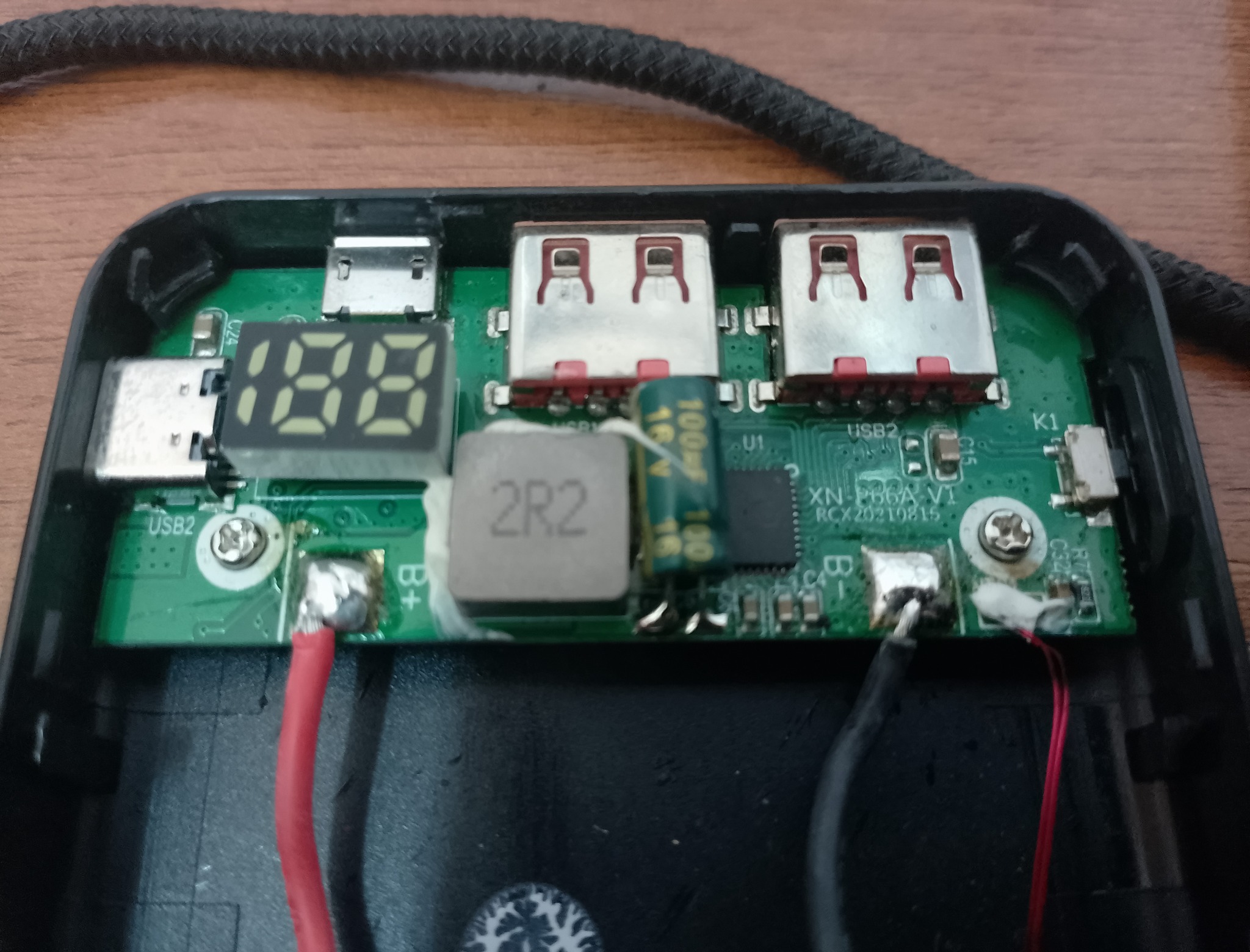 Лицевая сторона платы: USB-C, micro-USB, два USB-A и индикатор