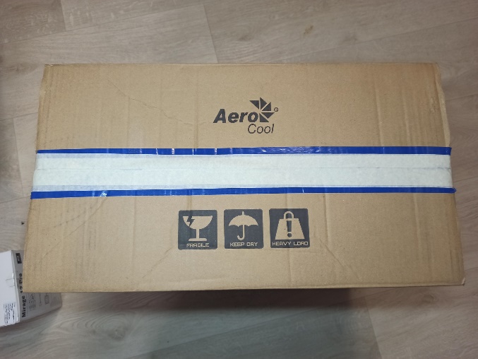 Коробка AeroCool Quantum Mesh — боковая сторона с наклейкой