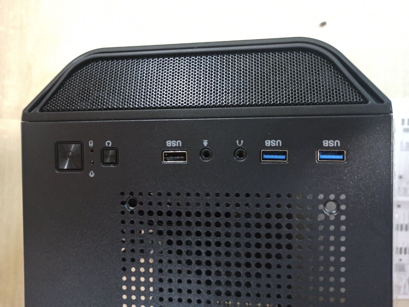 Панель I/O корпуса Quantum Mesh