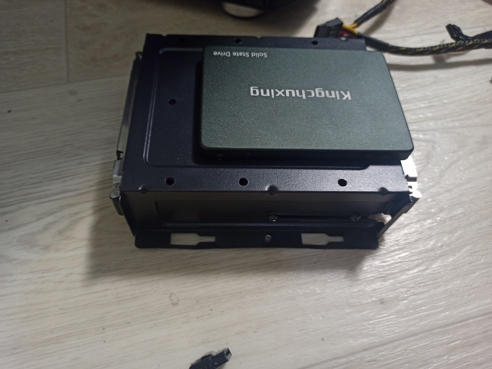 SSD Kingchuxing 240 ГБ и HDD Seagate SkyHawk 2 ТБ установлены