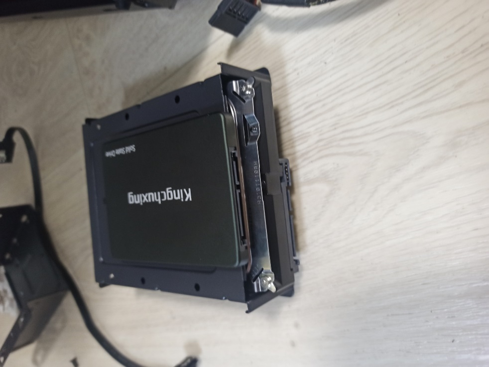 Вид сбоку — укладка кабелей к SSD/HDD