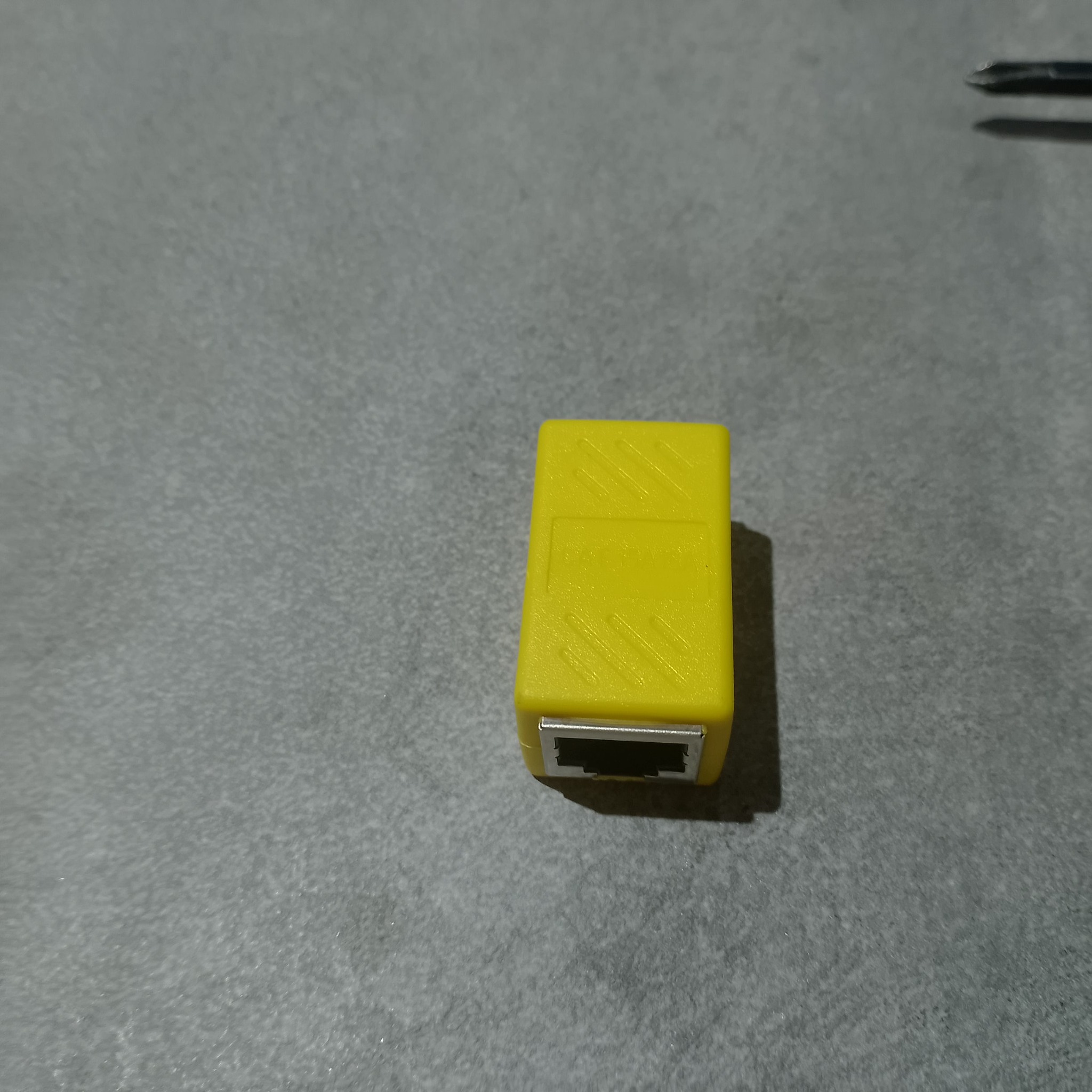 Муфта RJ45 жёлтого цвета без упаковки, общий вид