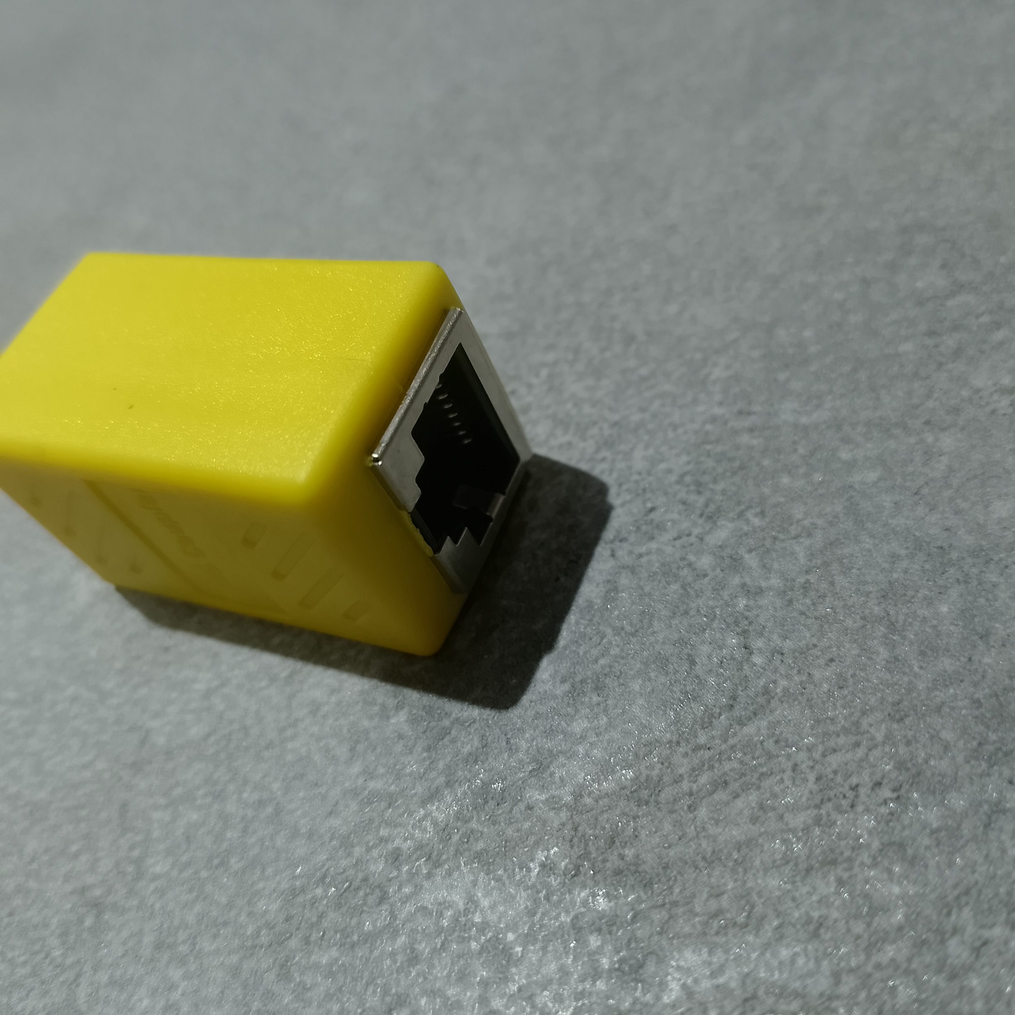 Иллюстрация к материалу: RJ45 соединитель (муфта) для сетевого кабеля
