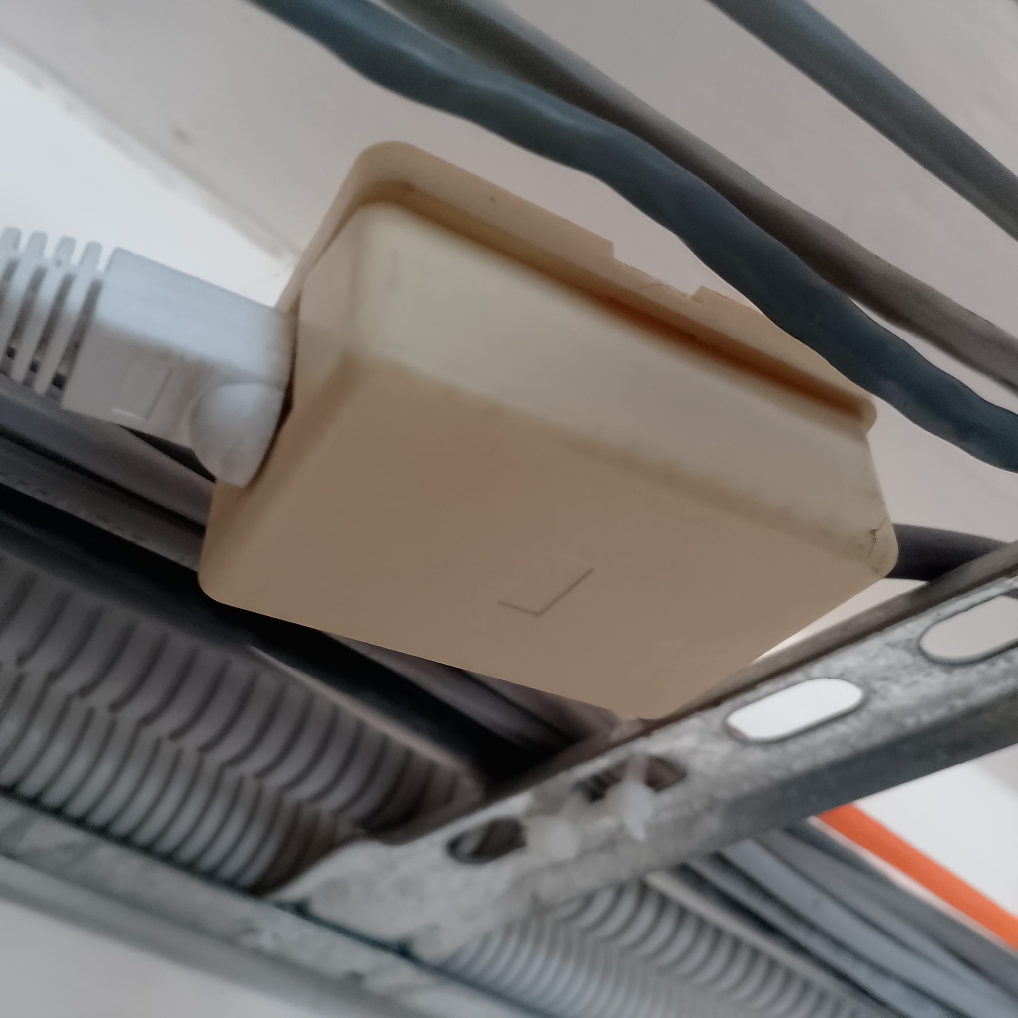 Стационарная RJ45-розетка в кабельном лотке: пример альтернативы муфте