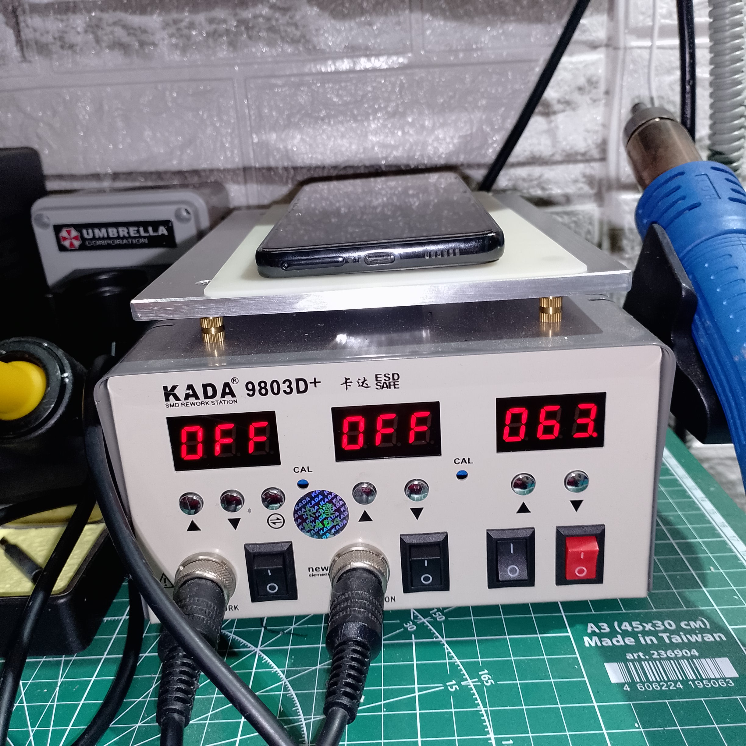Телефон на термоплатформе, ~60–70 °C