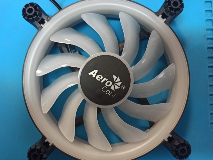 Лопасти вентилятора AeroCool Spectro 12 — вид сверху