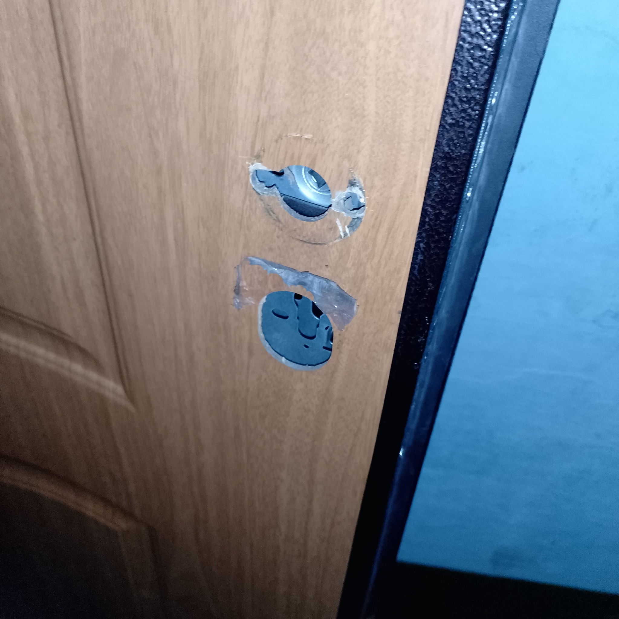 Отверстия под ручку и личинку со стороны помещения