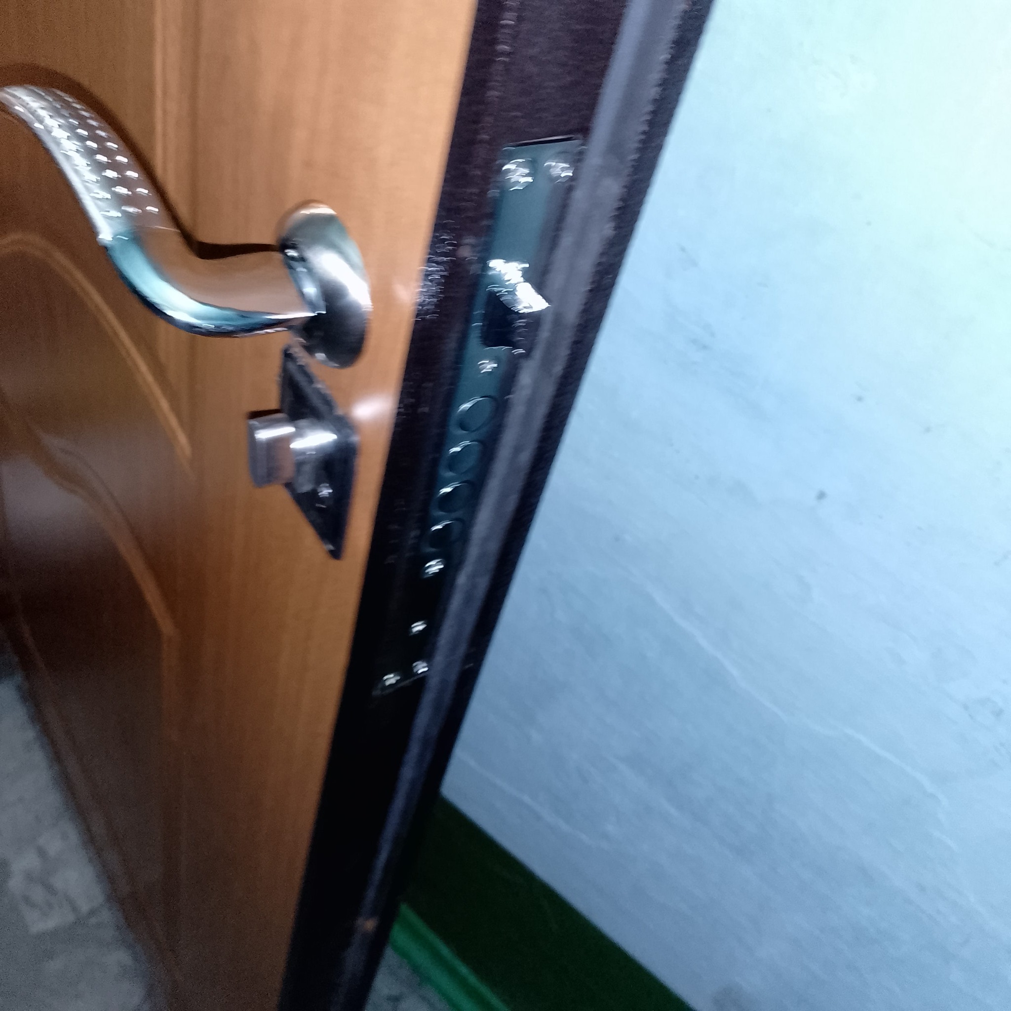 Ручка и личинка установлены, проверка работы