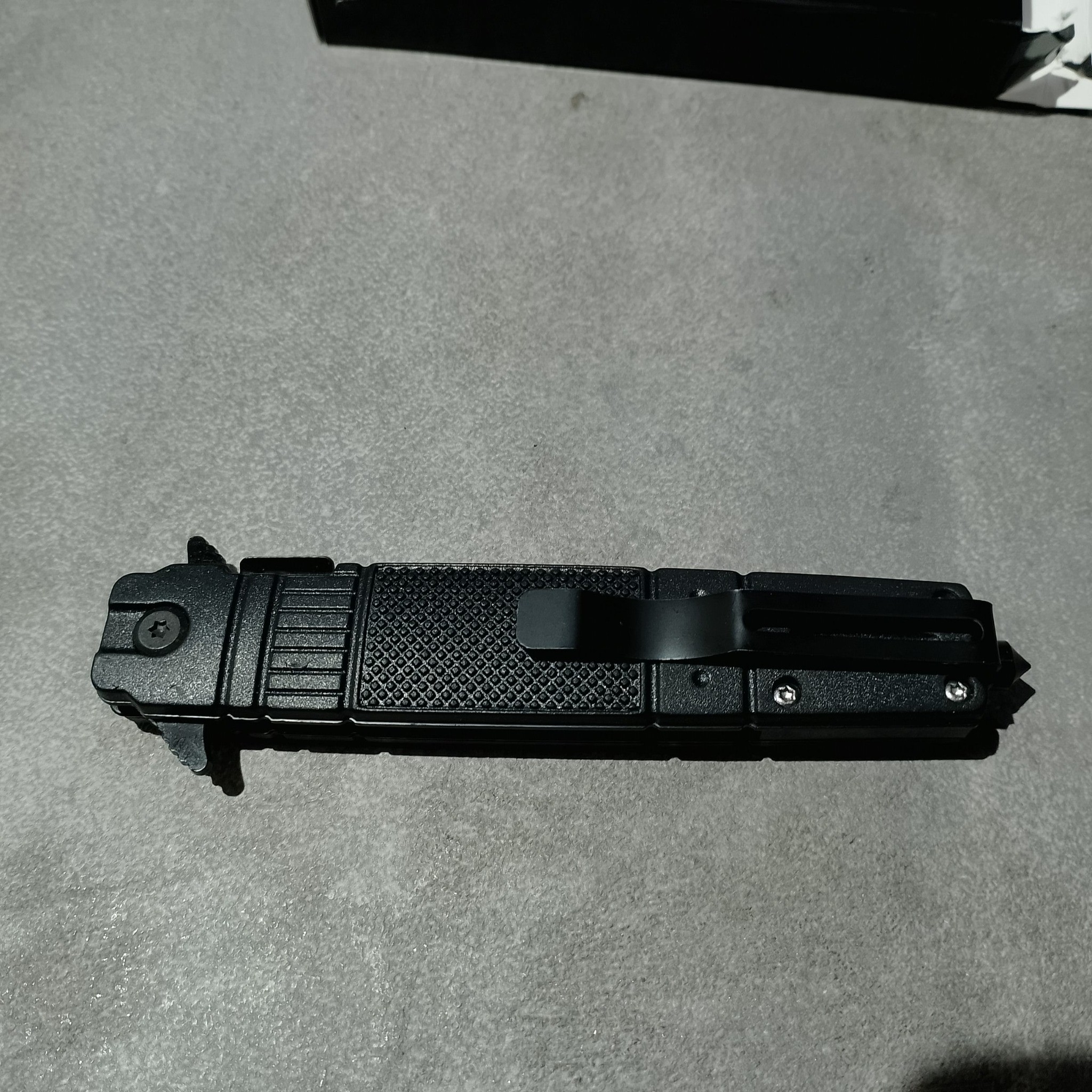 Клинок ножа Browning под углом крупным планом