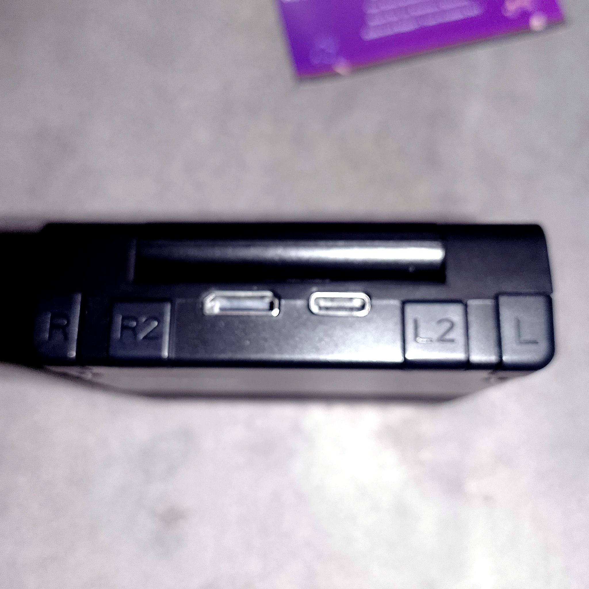 Крупный план разъёмов USB-C mini HDMI и 3,5 мм аудио на Miyoo Flip