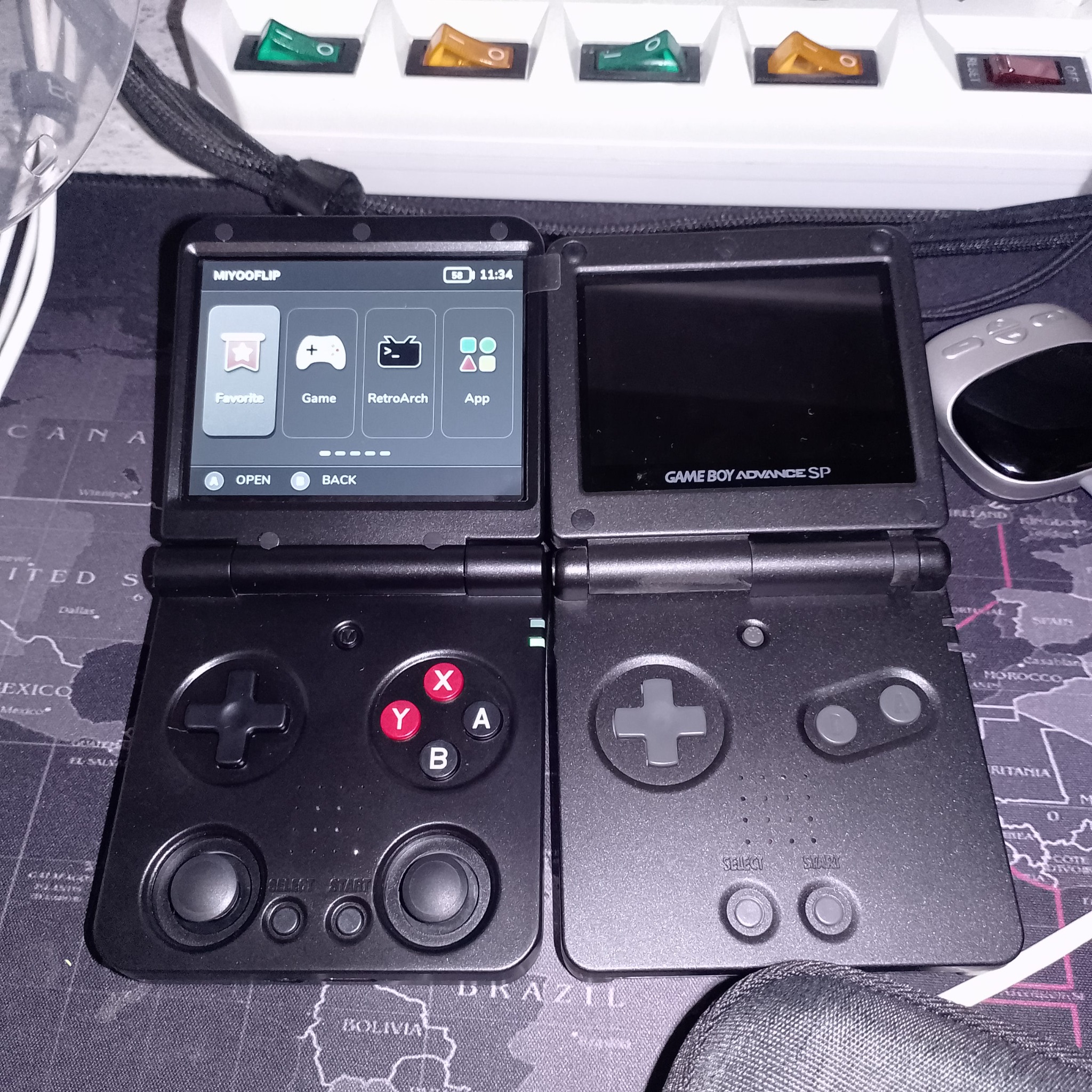 Miyoo Flip рядом с Game Boy для сравнения