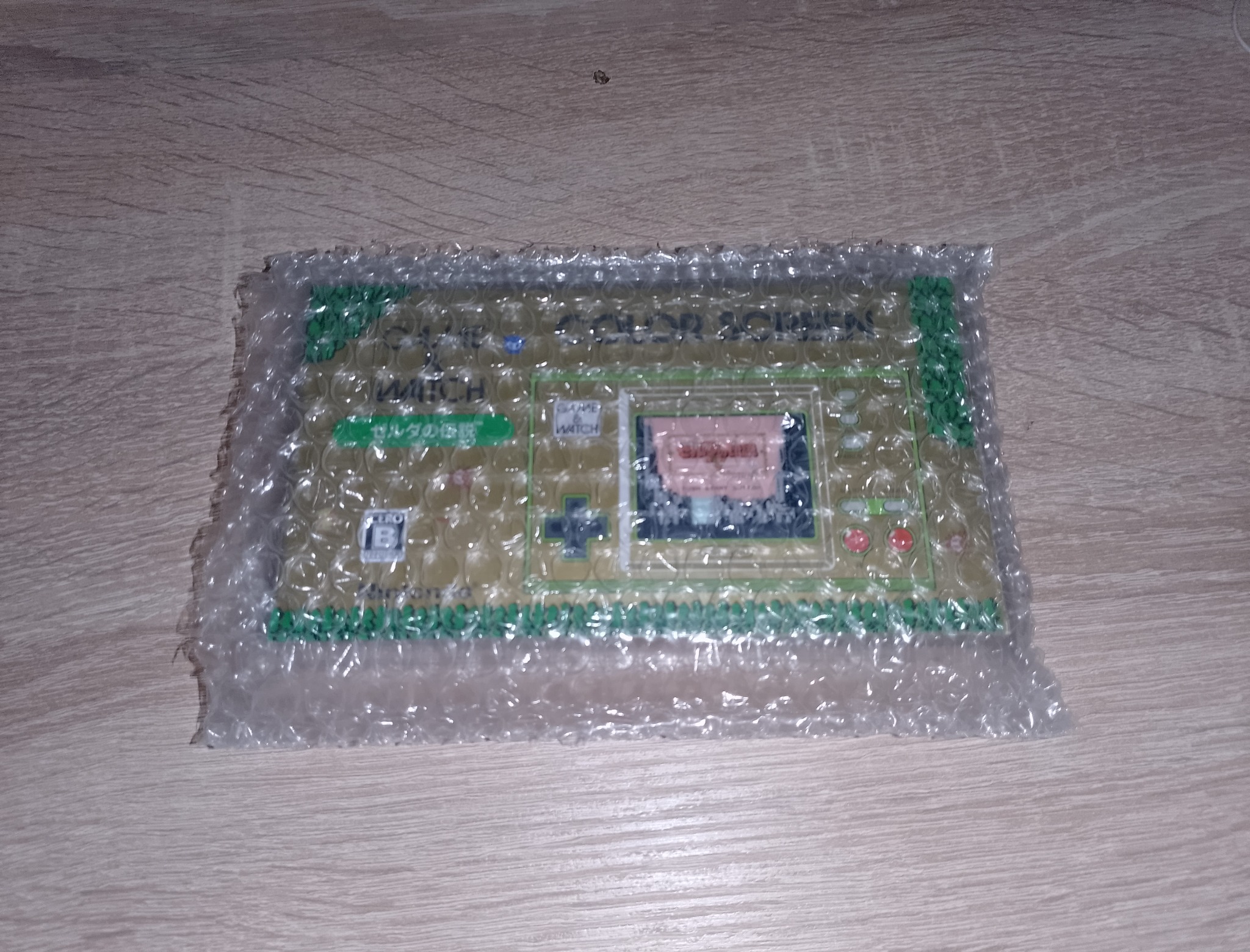 Game & Watch Zelda в защитной упаковке перед распаковкой