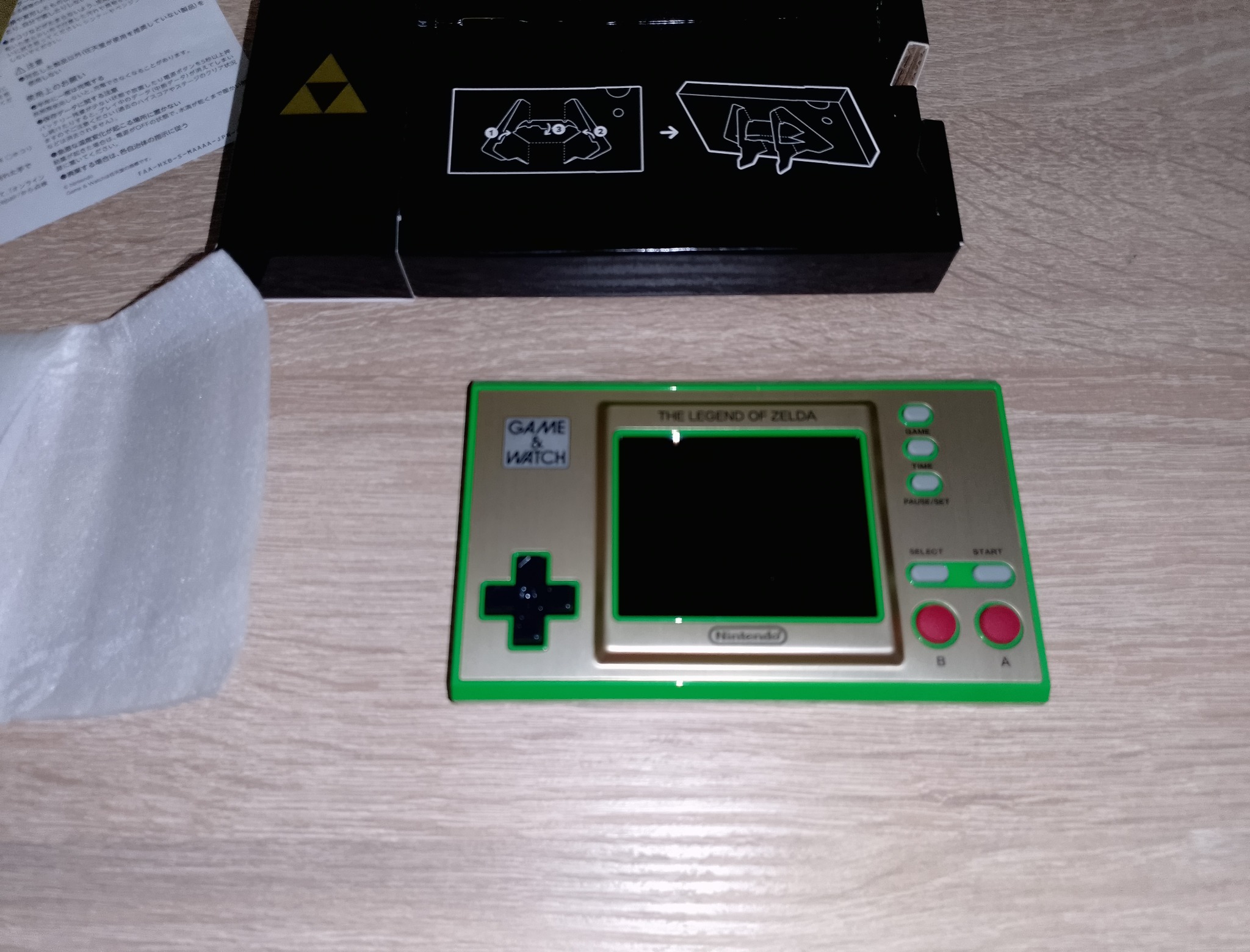 Первое извлечение Game & Watch Zelda из коробки