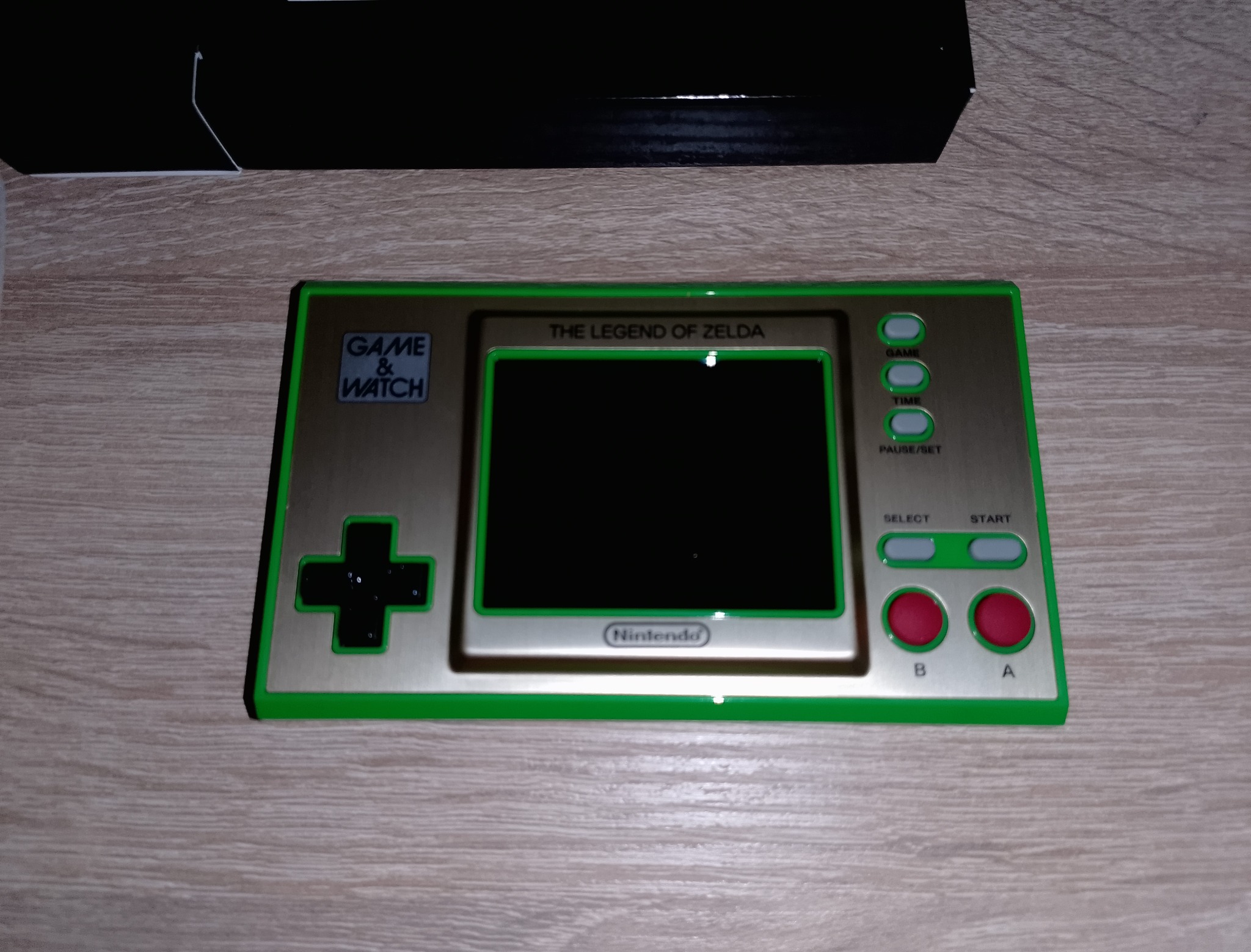 Game & Watch Zelda на столе перед проверкой включения