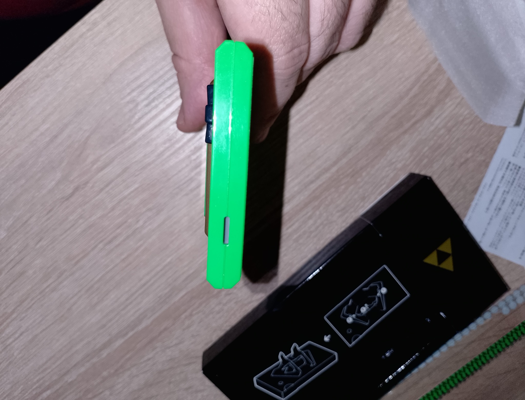Боковая грань Game & Watch Zelda с тонким корпусом