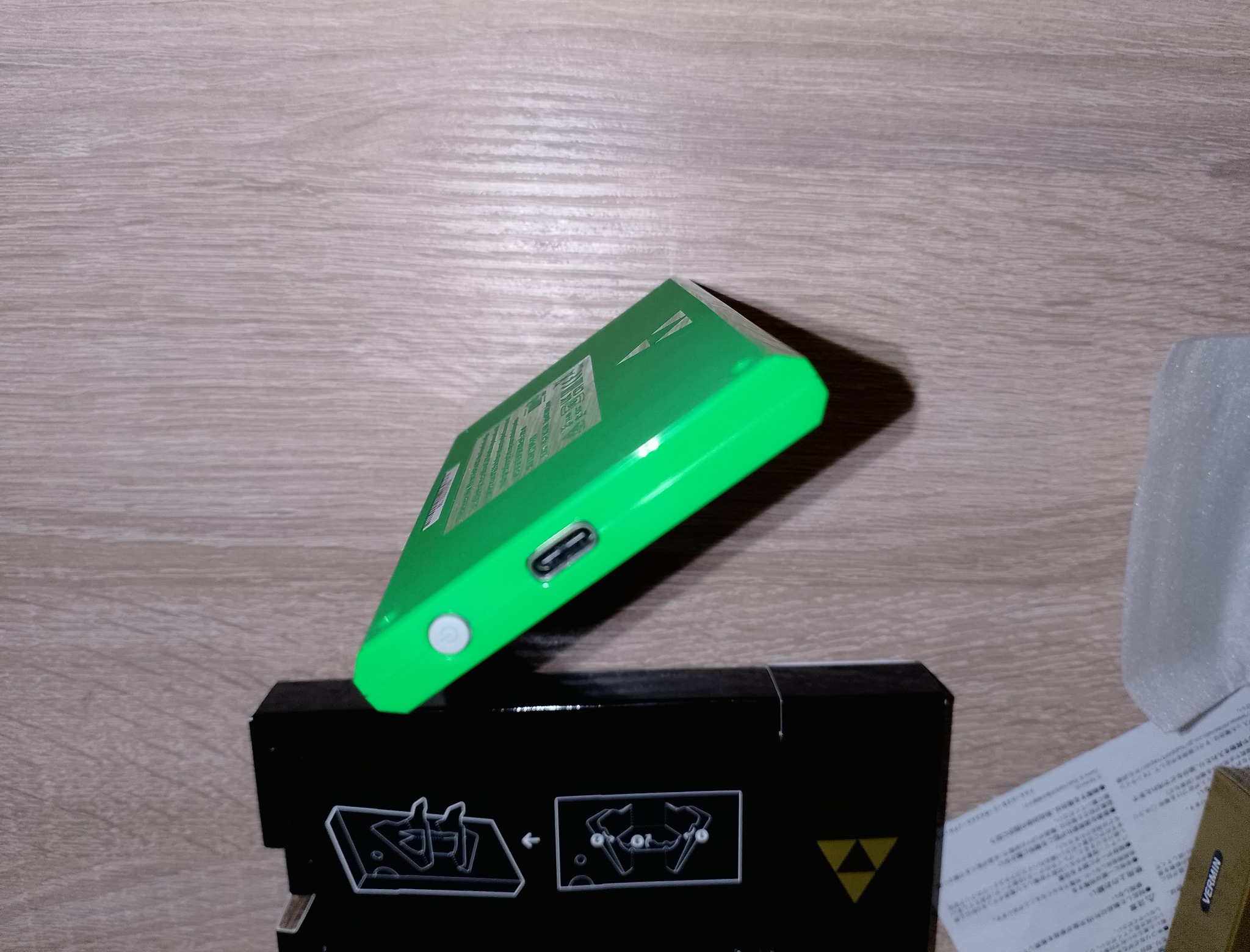 Нижняя грань Game & Watch Zelda и отверстие винта