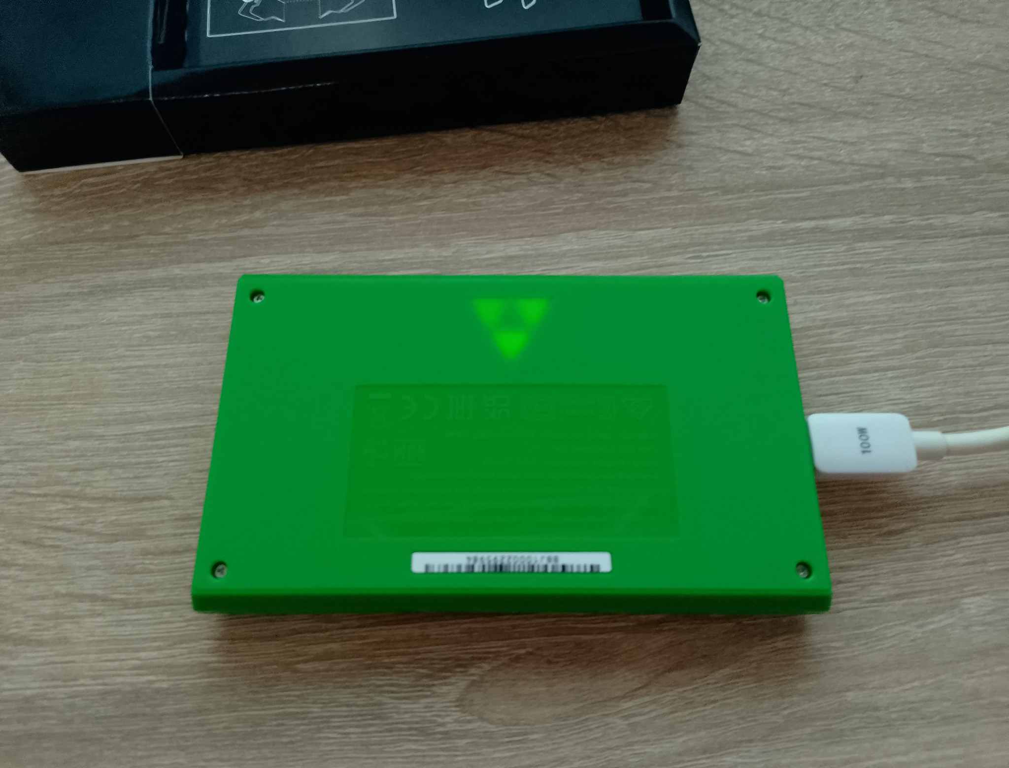 Game & Watch Zelda подключена к USB-C кабелю для зарядки