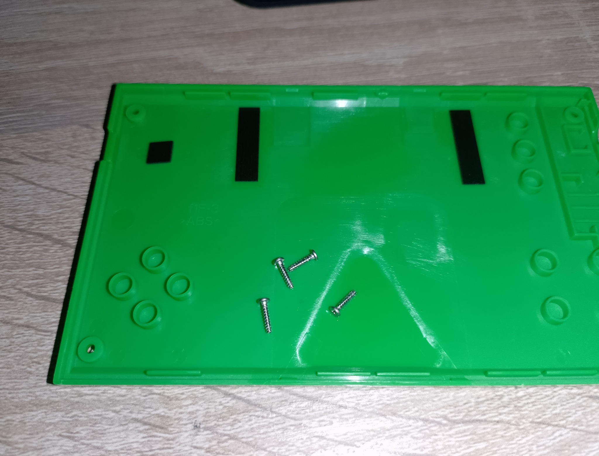 Снятая задняя крышка Game & Watch Zelda и винты корпуса