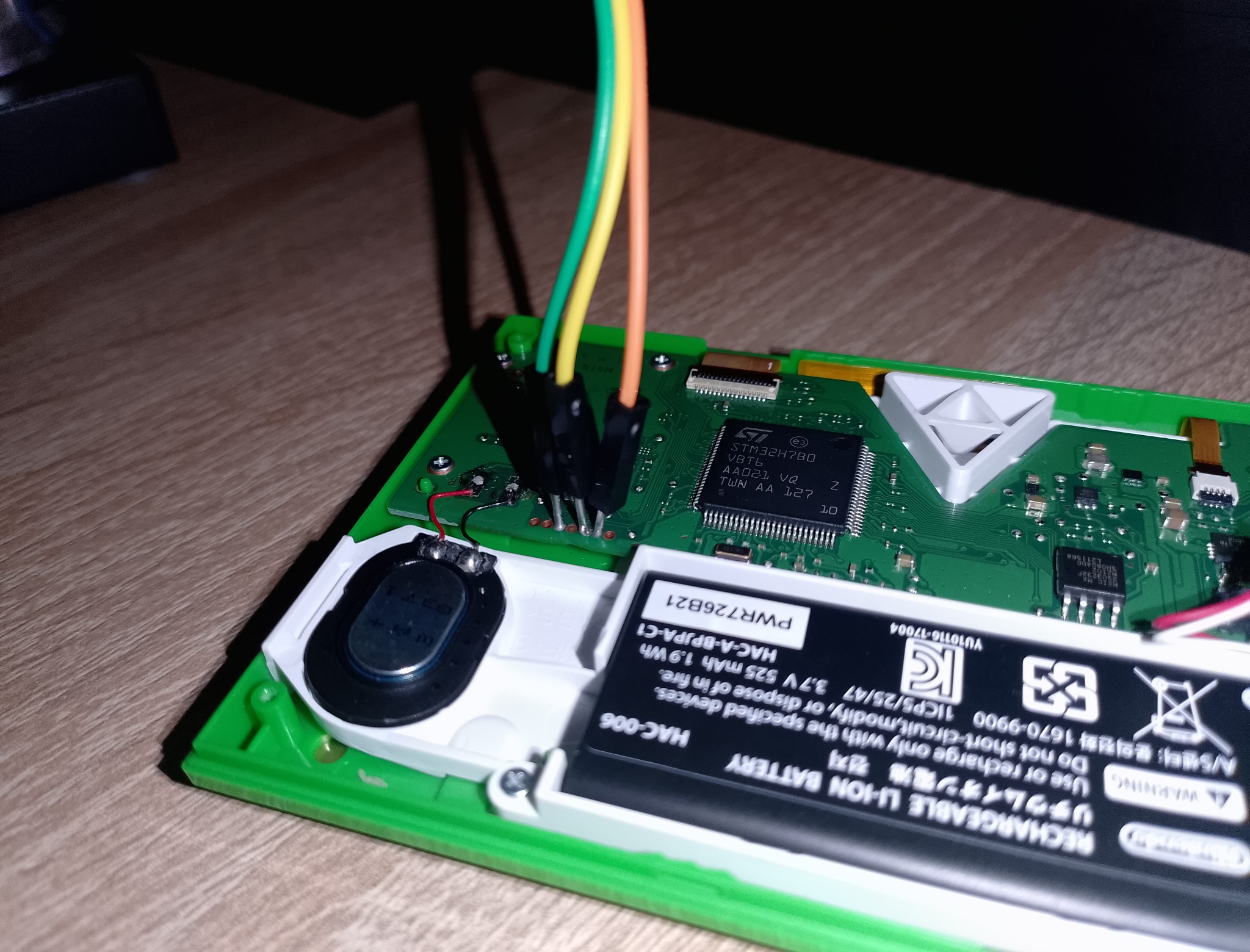 Подключение проводов к плате Game & Watch Zelda для сервисного доступа