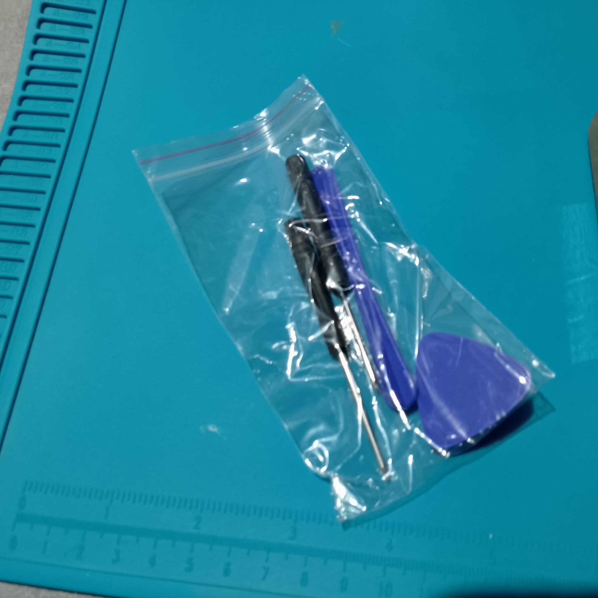 Samsung Galaxy A56 замена дисплея - В комплекте лежали простые пластиковые медиаторы и отвёртка. Для разборки они годятся как запас, но основной и
