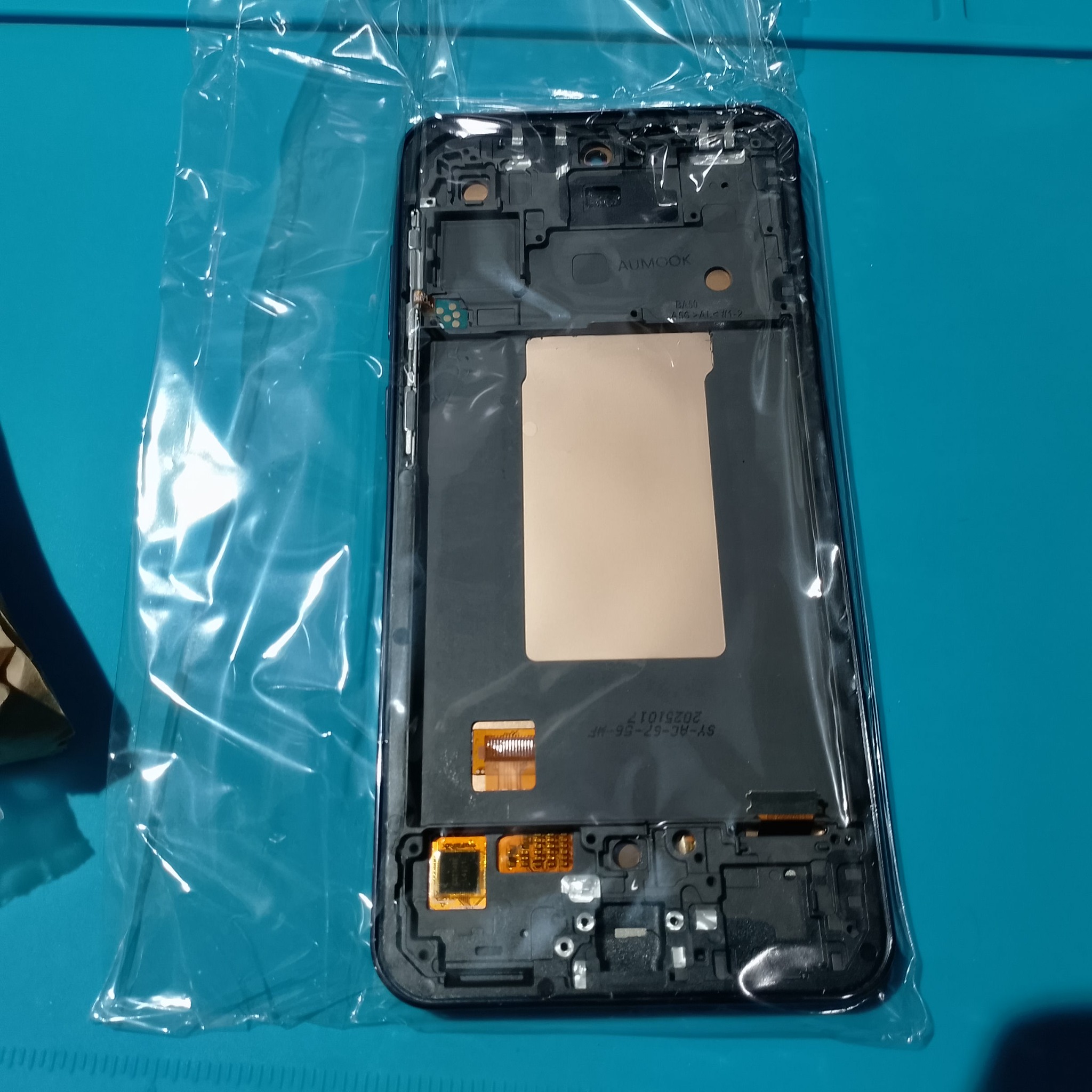 Samsung Galaxy A56 замена дисплея - Новый дисплейный модуль в рамке. Разъёмы, площадки и места под камеры надо проверить до переноса платы.