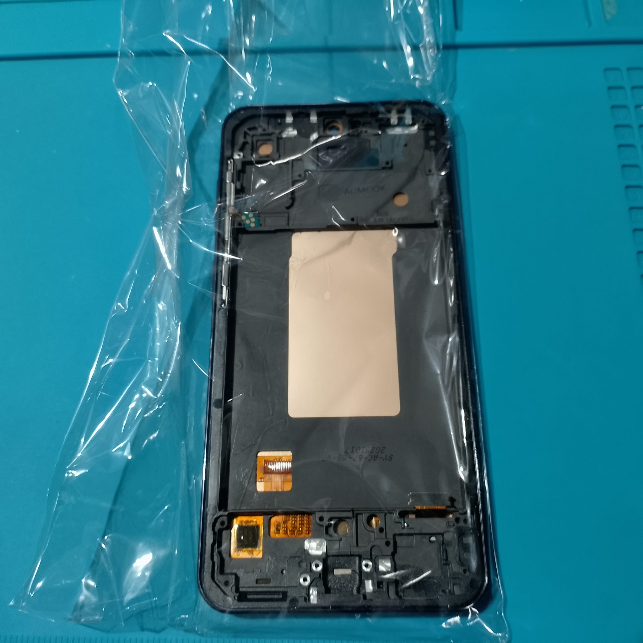 Samsung Galaxy A56 замена дисплея - Вторая проверка рамки перед сборкой. Важно, чтобы шлейфы не были заломлены, а посадочные места совпадали с ори